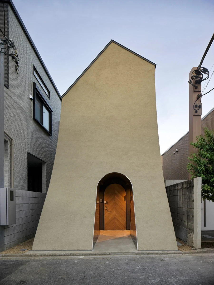 A Japanese Manga Artist's House by Tan Yamanouchi AWGL, Tokyo Japan, curved facade, split-level house and studio, compact architecture