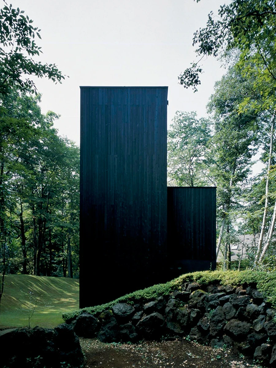 House in Mt Fuji by Satoshi Okada Architects, Karuizawa Yamanashi Japan, black cedar weekend house, diagonal wall, deciduous forest