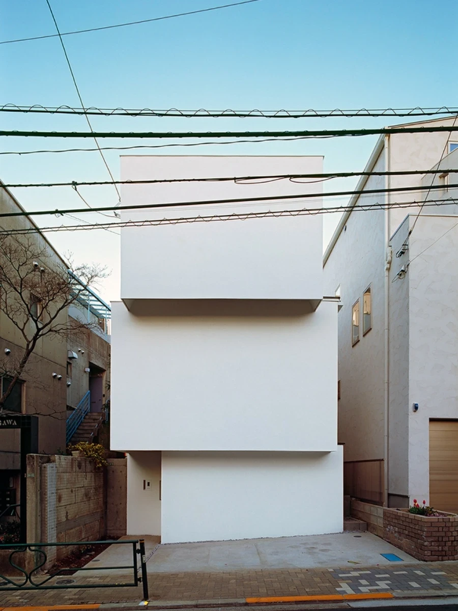 Obi House by TOMI Architects Tetsushi Tominaga, Bunkyo Tokyo Japan, three stacked concrete tiers, obi sash house