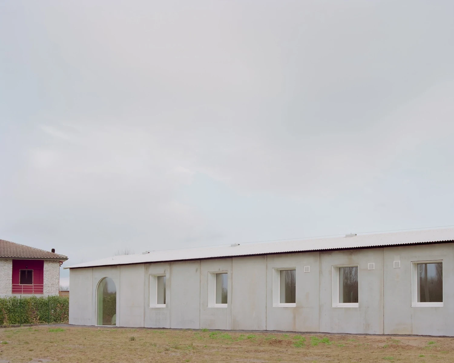 Casa GA by Archiplan Studio, Gazzo Bigarello Italy, prefabricated concrete house, Po Valley, white sheet metal roof, Simone Bossi