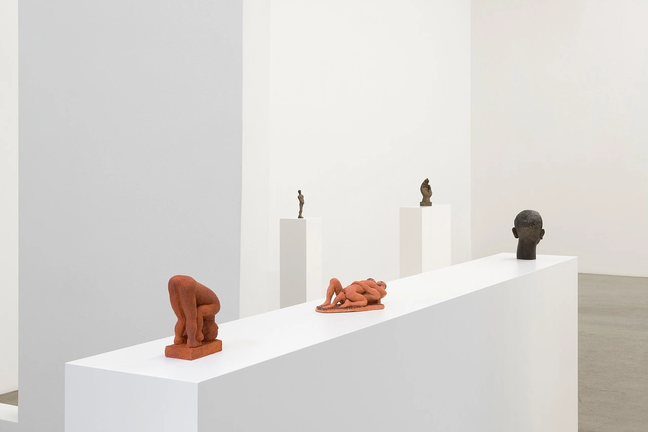 La scorza by Louis Fratino at Galerie Neu — Fratino's terracotta figures occupy a white plinth in gallery conditions, arranged along a linear horizontal plane.
