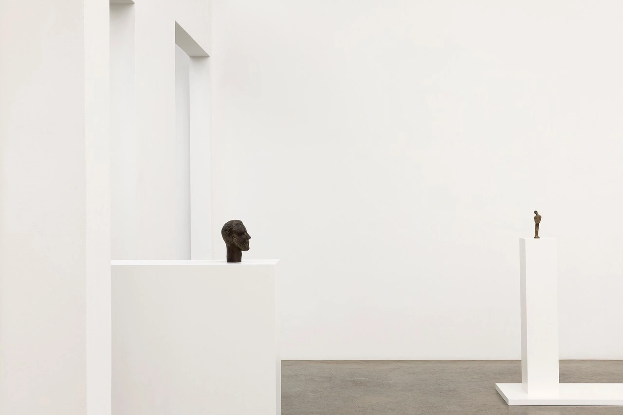 La scorza by Louis Fratino at Galerie Neu — A bronze portrait head occupies a niche within the gallery's architectural framework, positioned at eye level within a recessed white wall cavity.