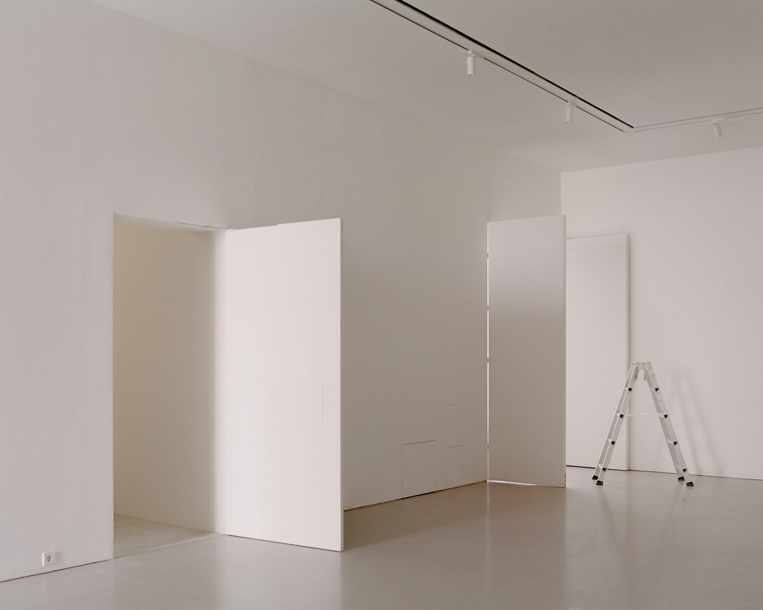 K-Auction Exhibition Hall Sinsa by min_workshop + 3ab — The exhibition hall reveals its structural logic through minimalist partitioning systems.