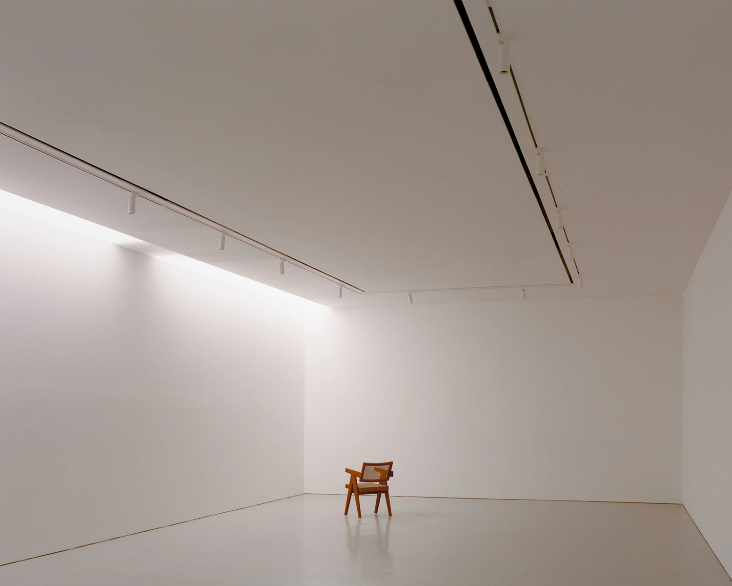 K-Auction Exhibition Hall Sinsa by min_workshop + 3ab — A minimalist gallery interior at K-Auction Exhibition Hall Sinsa demonstrates the spatial clarity of min_workshop's design through radical emptiness.