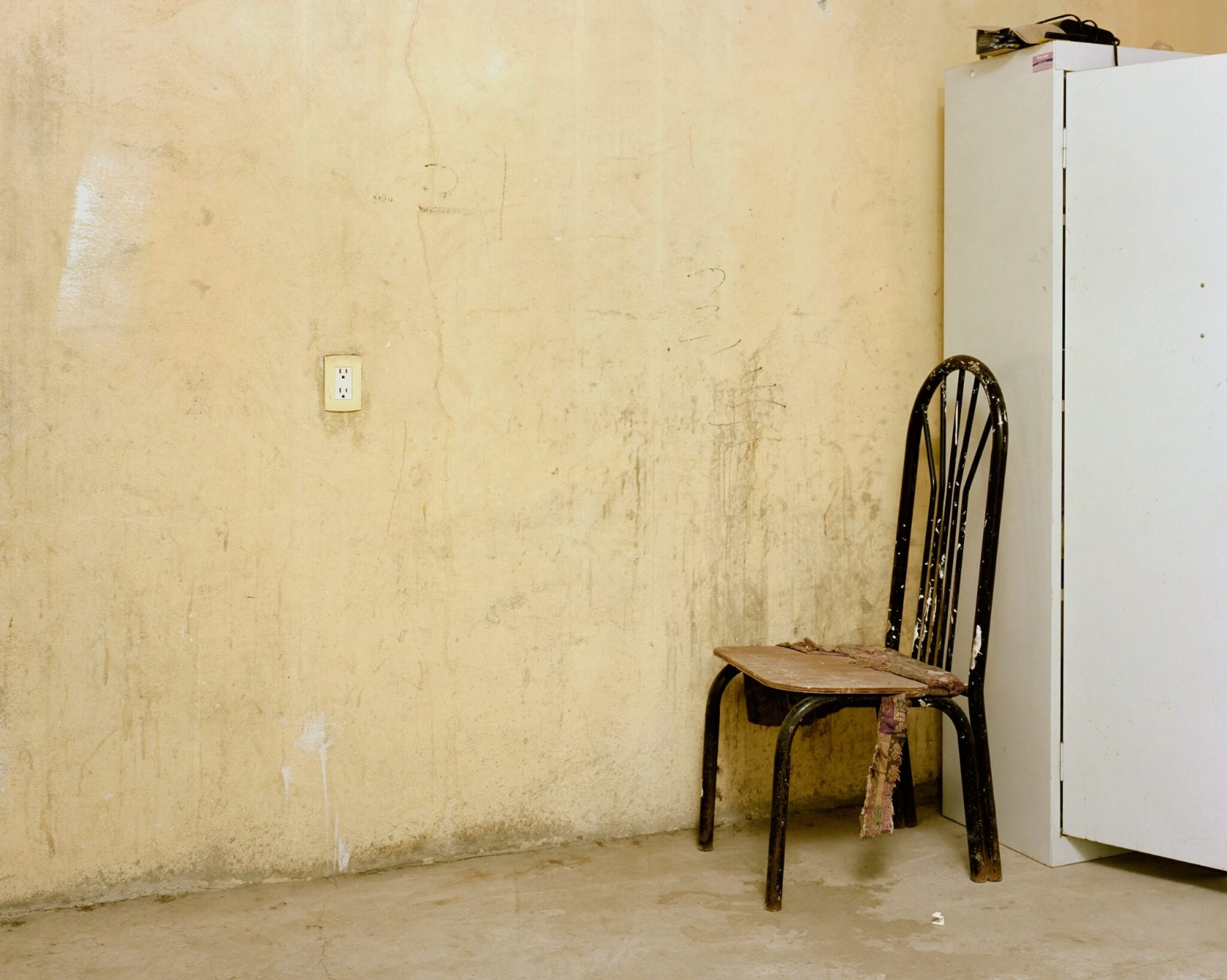 Bravo by Felipe Romero Beltrán — A deteriorated interior corner in Rio Bravo documents the spatial and material conditions of waiting.