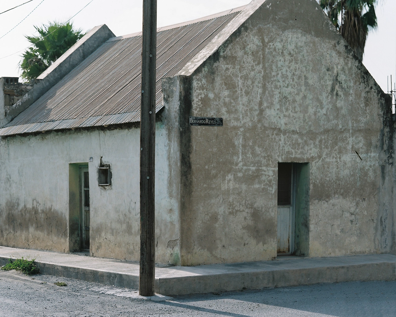 Bravo by Felipe Romero Beltrán — A weathered corner structure in Rio Bravo displays two rendered walls meeting at a sharp angle.