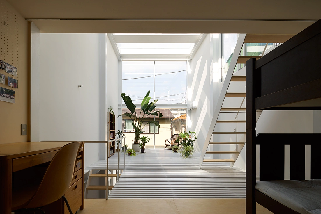 House in Kawasaki by Taichi Mitsuya & Associates — The south-facing interior showcases the house's spatial strategy through a dynamic sequence of skip floors visible on the right.