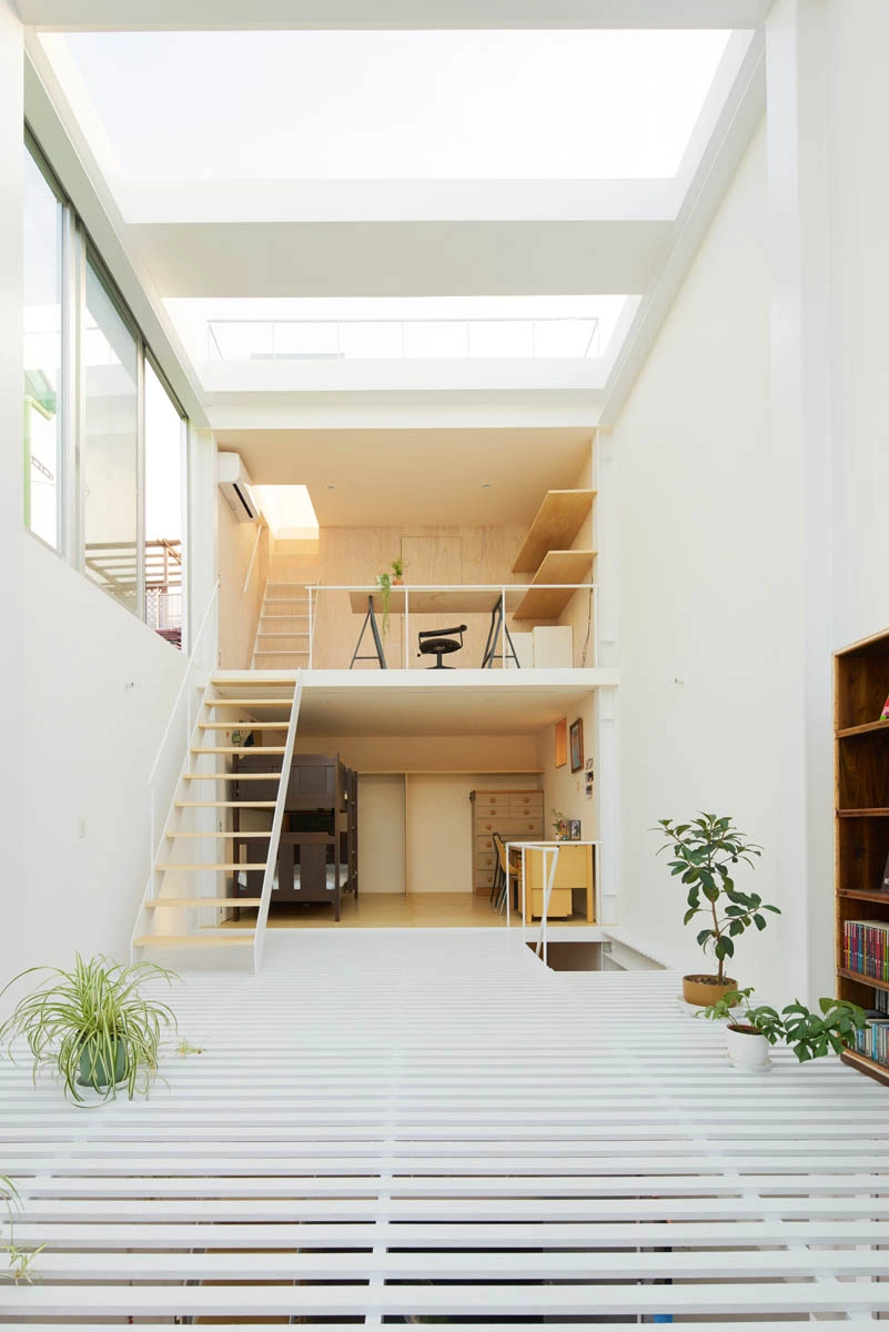 House in Kawasaki by Taichi Mitsuya & Associates — A sectional view through the House in Kawasaki reveals its vertical organization across multiple split levels.