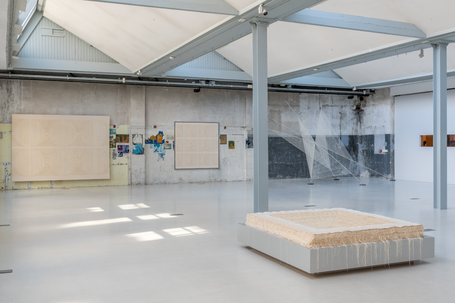 'Repetition is a Form of Change' by Sophie Rowley at Looiersgracht 60 — A sprawling installation of woven textile units dominates the gallery floor at Looiersgracht 60.