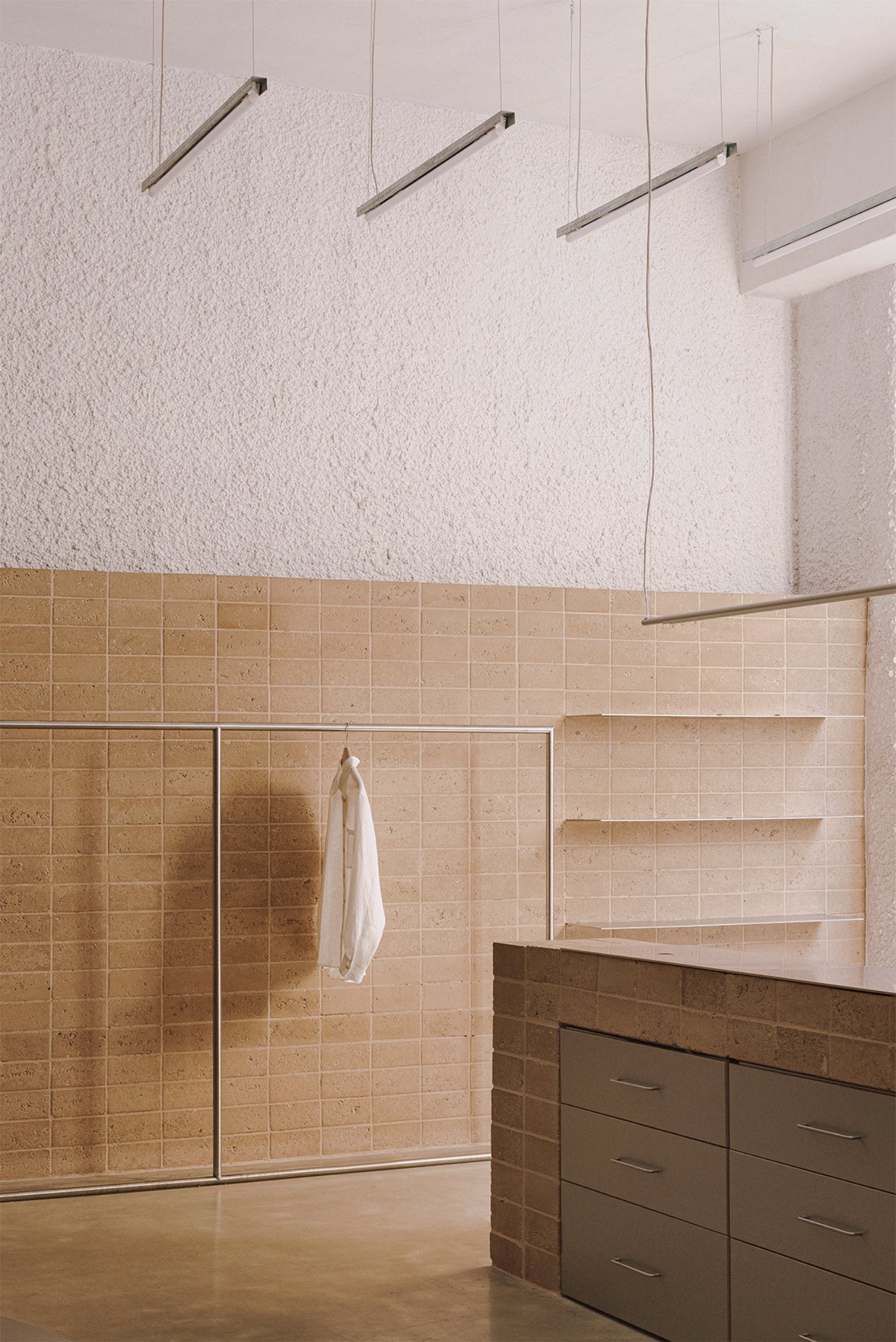 Neutrale by estudio DIIR — The bathroom interior reveals a material hierarchy organized by function and visual weight.