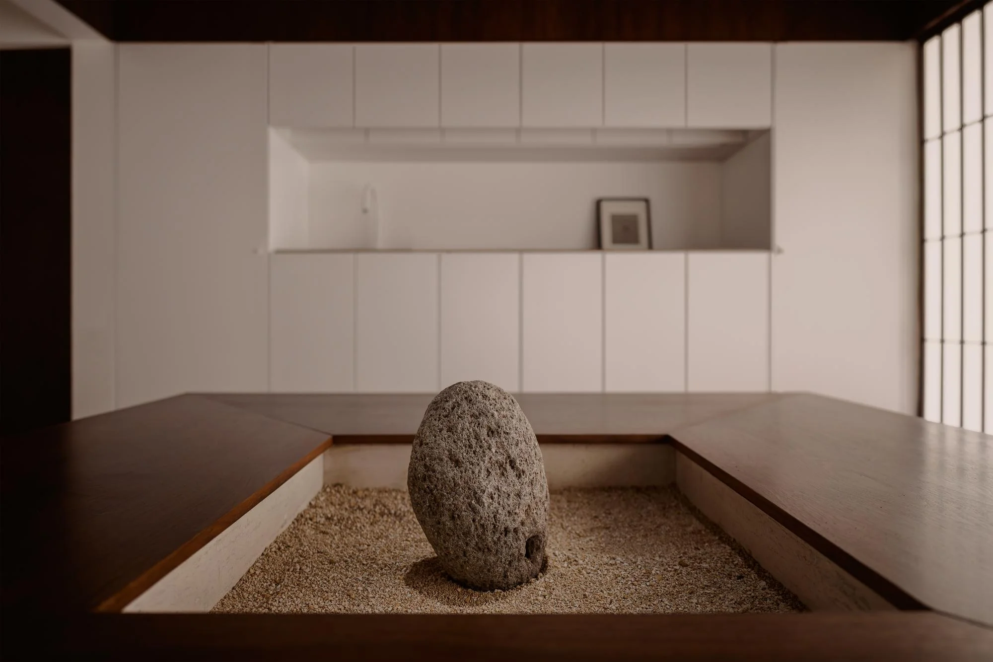 Kehai House by HW Studio, photographed by César Béjar, Gustavo Quiroz — A minimalist bedroom interior defined by clean geometric planes and material contrast.