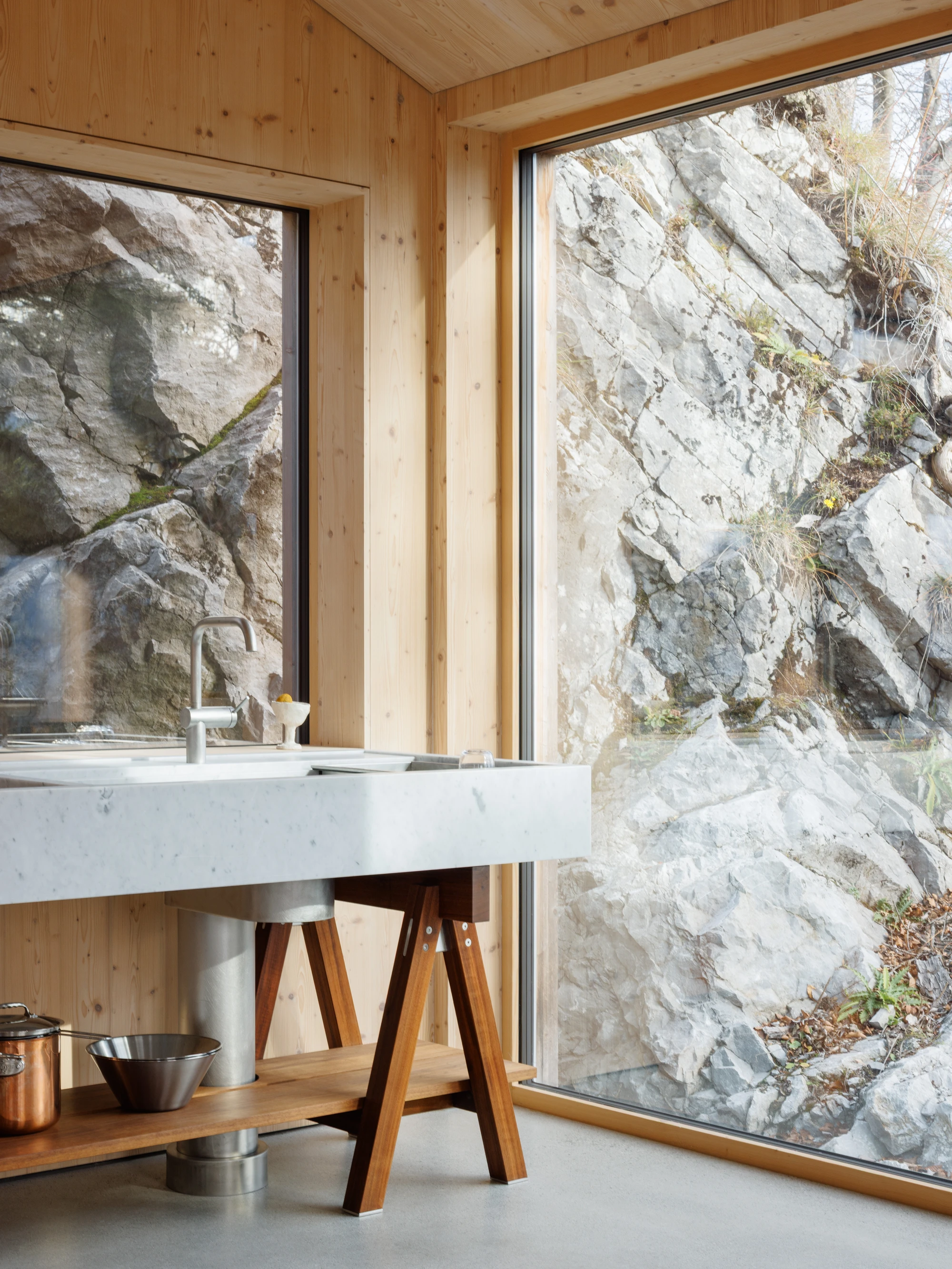 Swiss Alpine Cabin Reconstruction by Guča arch., photographed by Matej Hakár — Image 20
