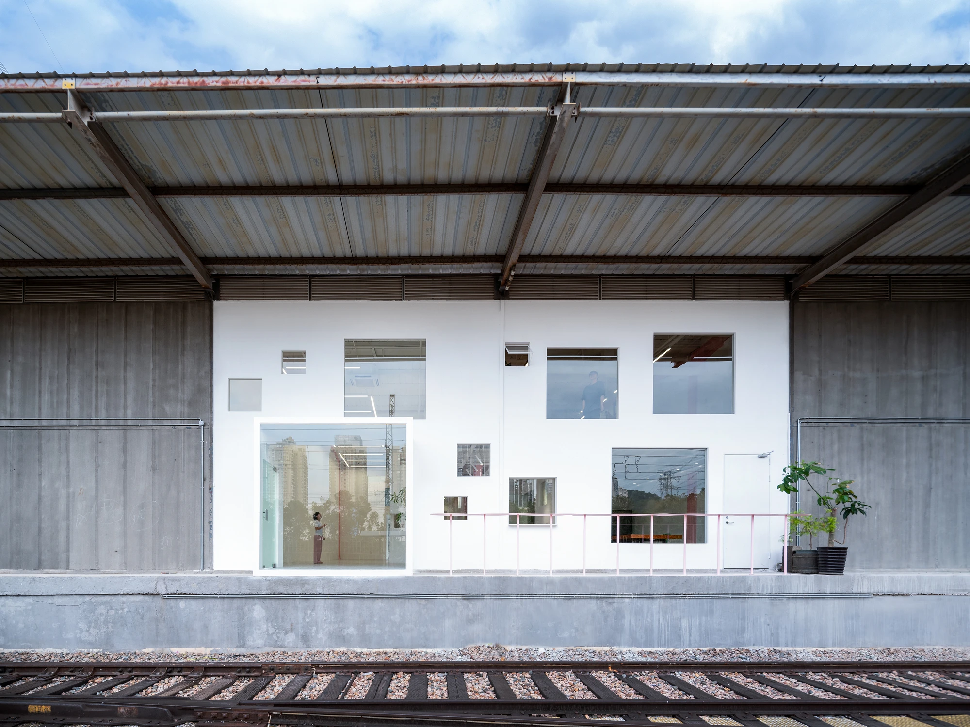 Apelron Contemporary by Aether Architects + Archigress