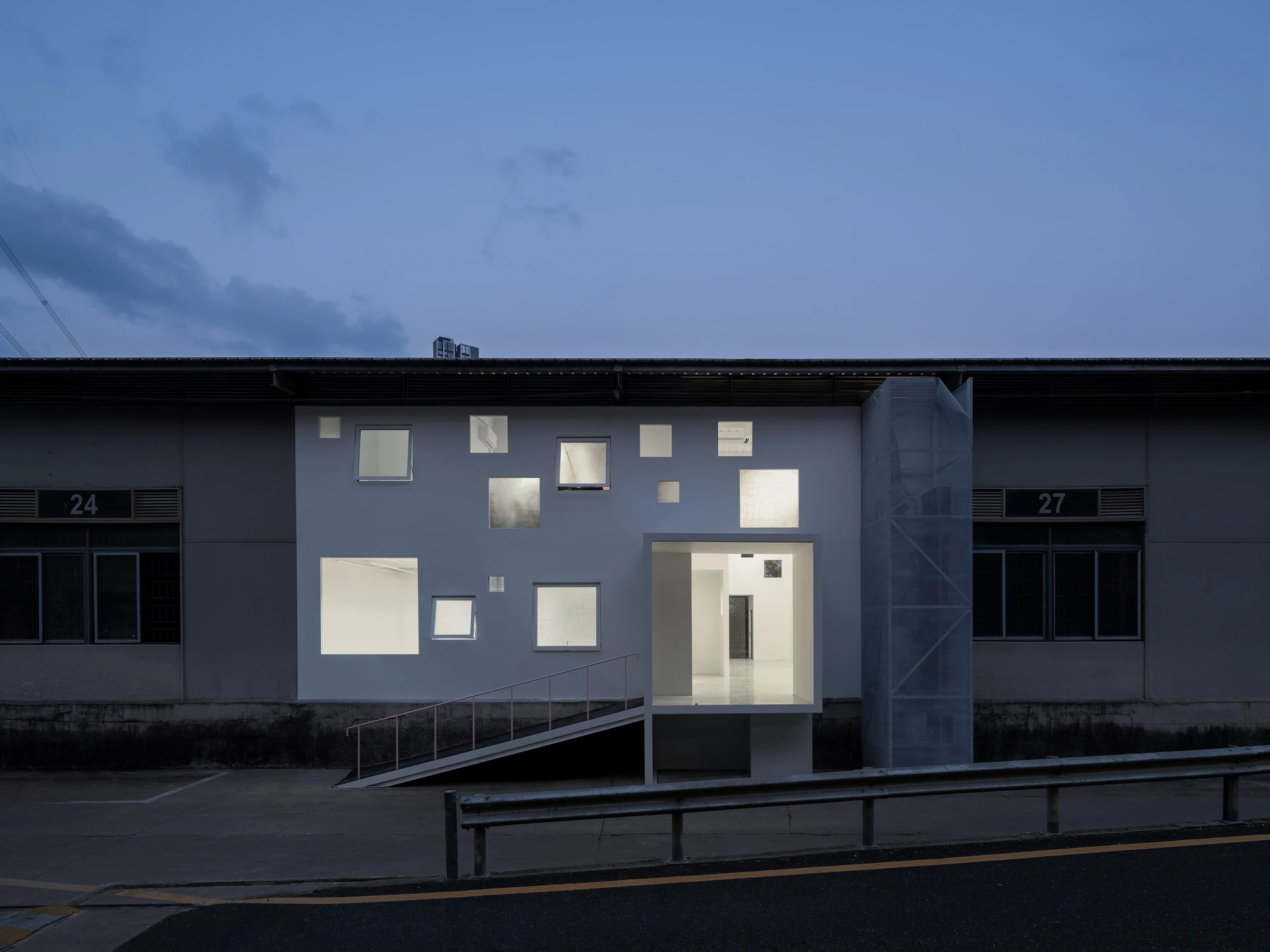 Apelron Contemporary by Aether Architects + Archigress, Shenzhen China, railway warehouse gallery, structural cluster, layered walls, photographed by Zhang Chao