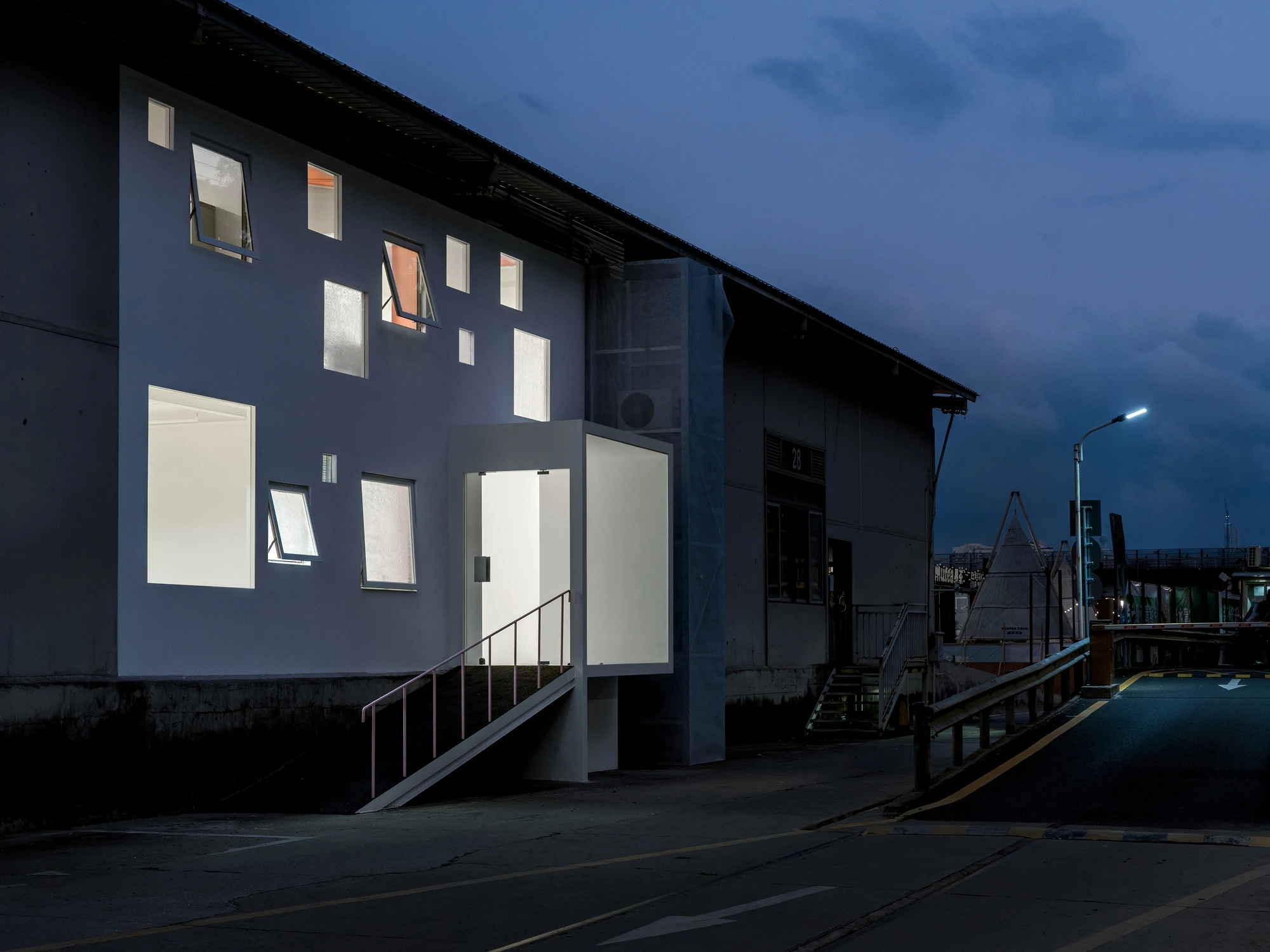 Apelron Contemporary by Aether Architects + Archigress, Shenzhen China, railway warehouse gallery, structural cluster, layered walls, photographed by Zhang Chao