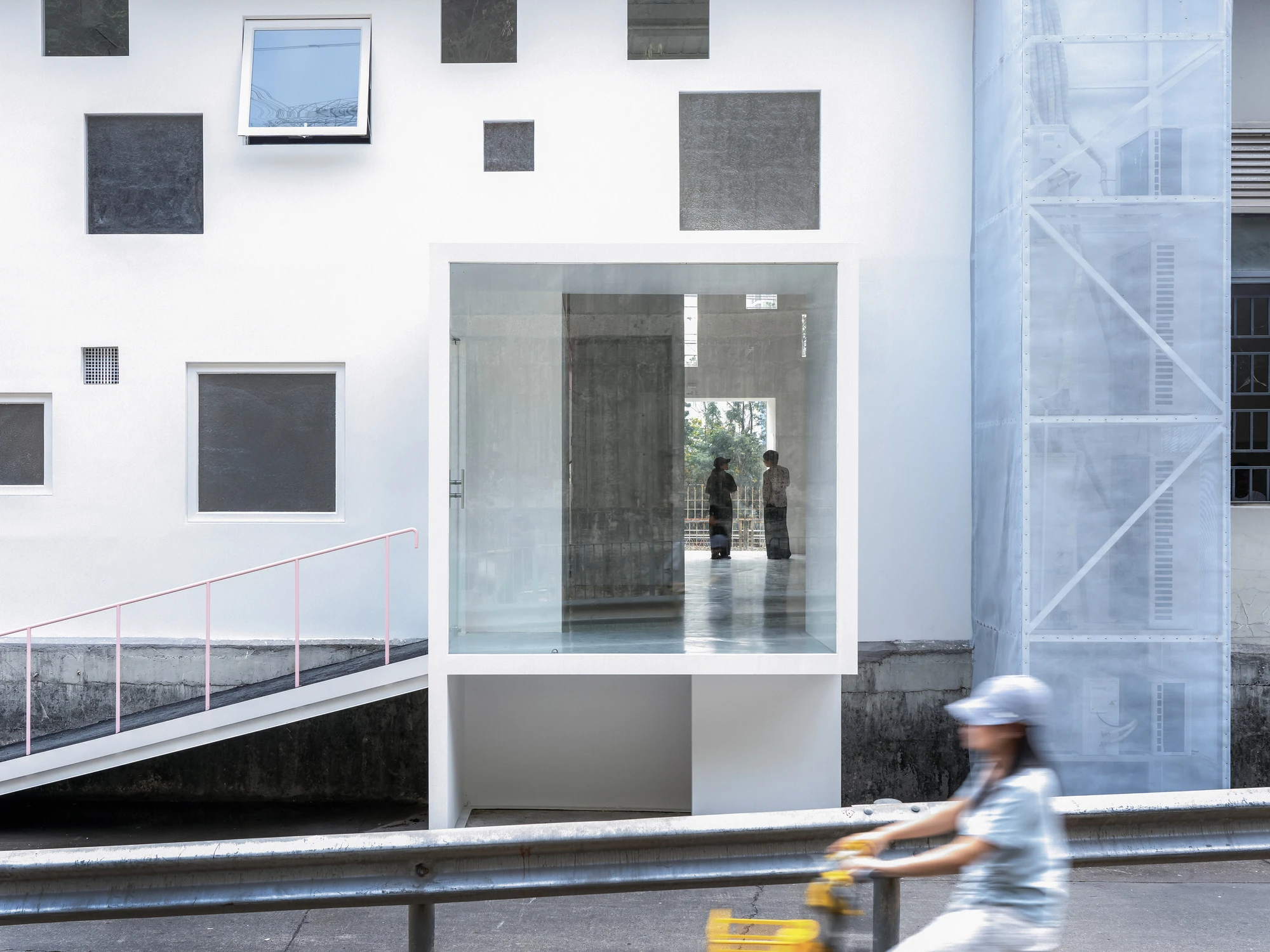 Apelron Contemporary by Aether Architects + Archigress, Shenzhen China, railway warehouse gallery, structural cluster, layered walls, photographed by Zhang Chao