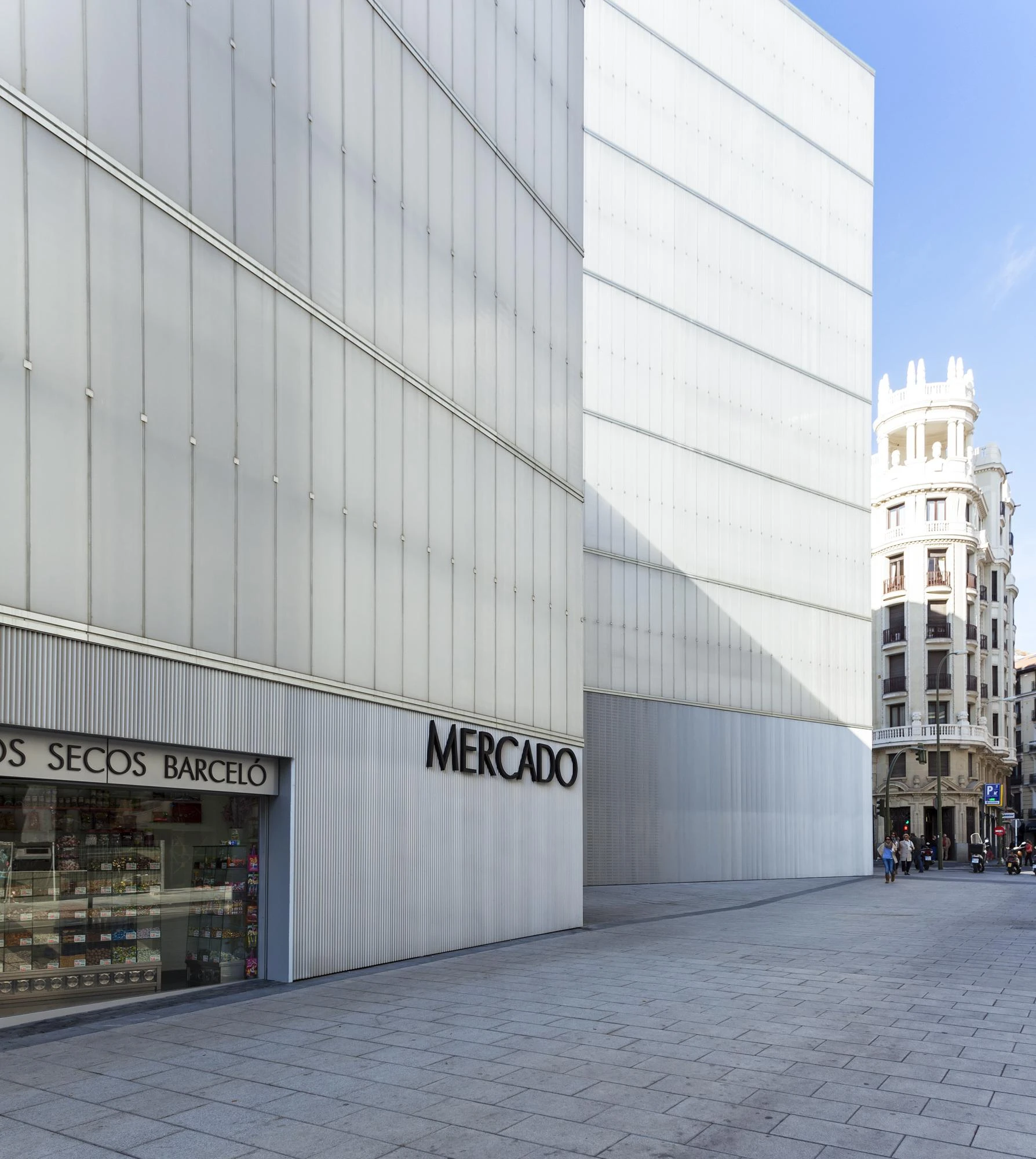 Barceló Market by Nieto Sobejano Arquitectos, Madrid Spain, market library sports hall, opaline cast glass facade, civic complex, photographed by Roland Halbe and Marcela Grassi