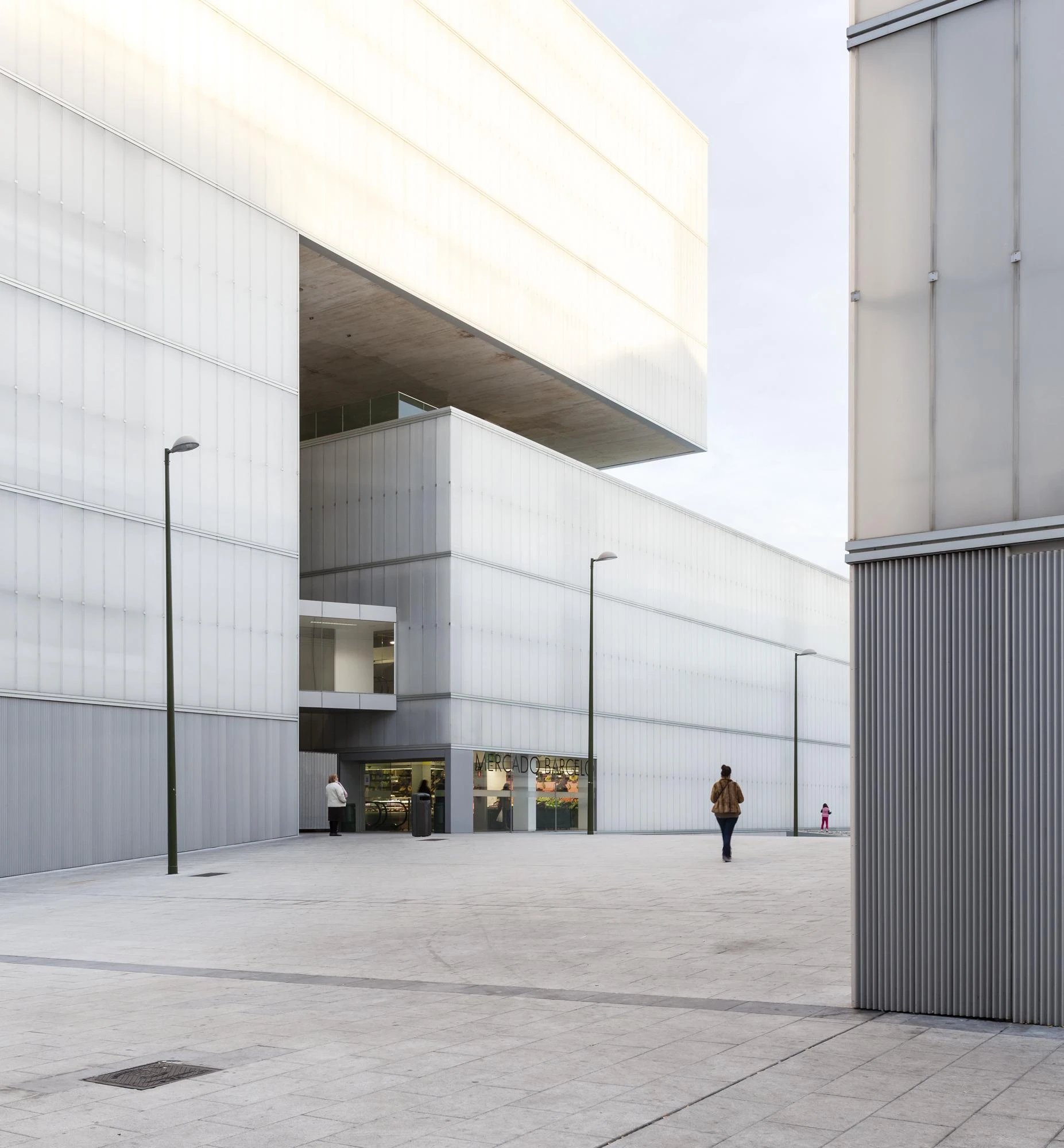 Barceló Market by Nieto Sobejano Arquitectos, Madrid Spain, market library sports hall, opaline cast glass facade, civic complex, photographed by Roland Halbe and Marcela Grassi