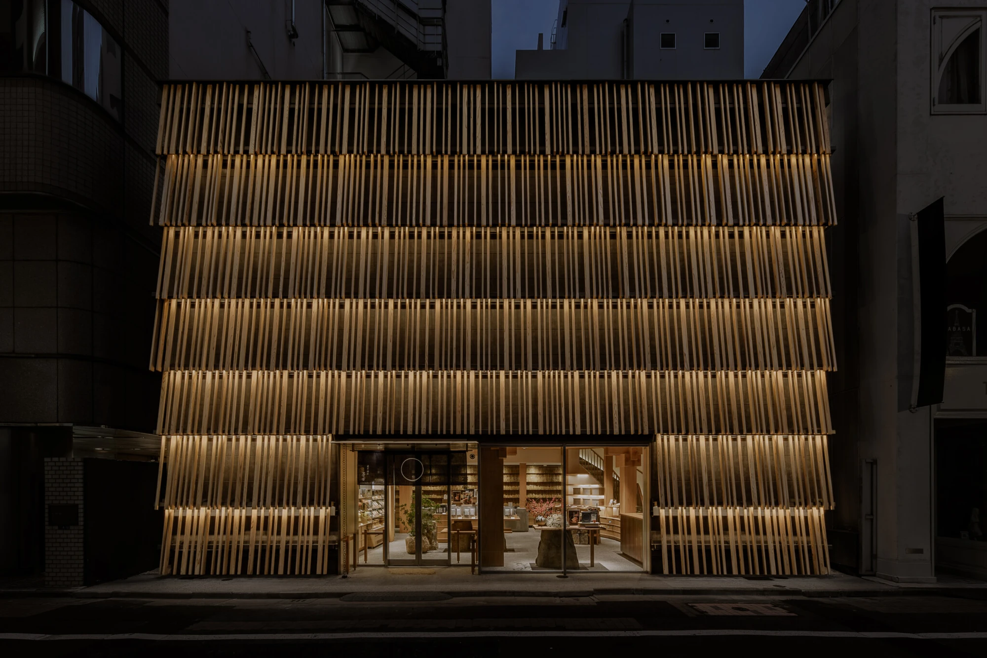 Kayanoya Ginza by Kengo Kuma and Associates, Ginza Tokyo Japan, wooden dashi shop, slender timber facade, washi paper, photographed by Keishin Horikoshi