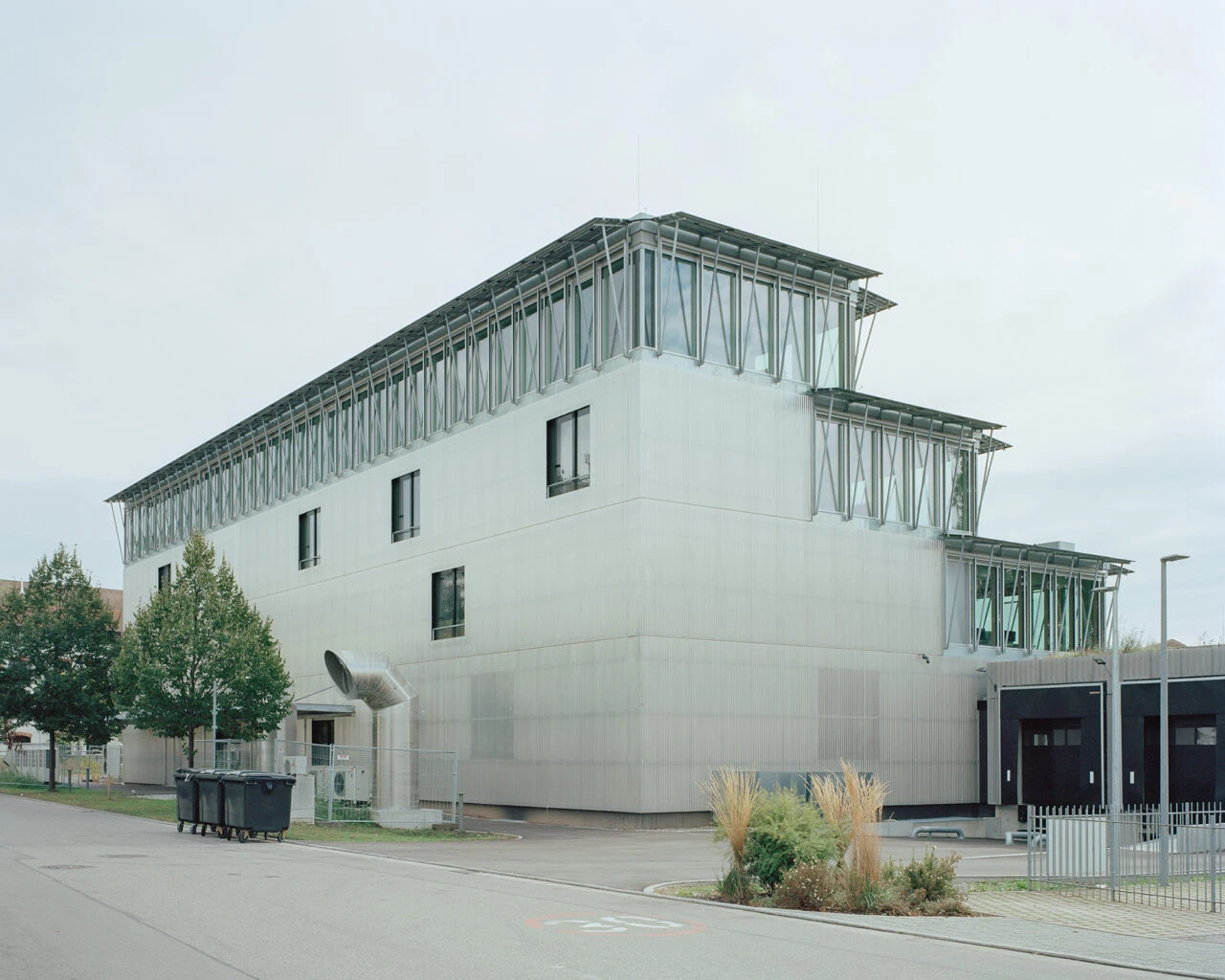 Lab02 by Mulder Zonderland and Moser Architekten, Lörrach Germany, Runge Pharma headquarters, translucent resin facade, planted terraces, photovoltaic, photographed by Piotr Hraptovich