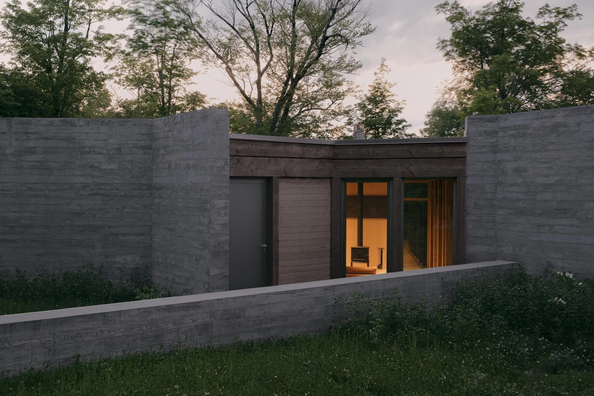 SONO Residence by Atelier Carle, Wentworth-North Quebec Canada, mountain second home, board-formed concrete, hemlock structure, forest view, photographed by Félix Michaud