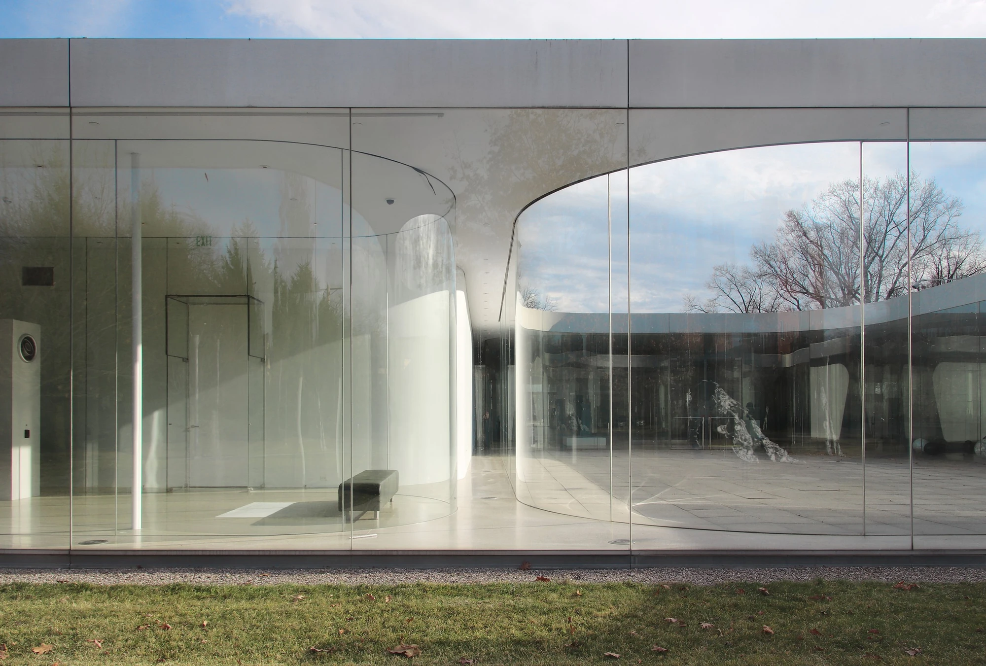 Toledo Museum Glass Pavilion by SANAA, Toledo Ohio USA, curved low-iron laminated glass, double-skin envelope, hot shop gallery adjacency, photographed by Trevor Patt