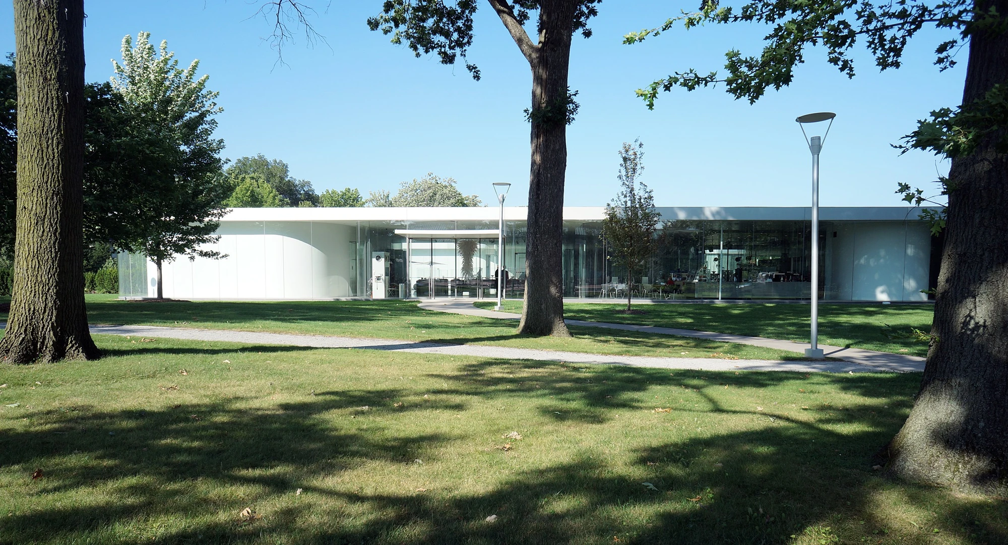 Toledo Museum Glass Pavilion by SANAA, Toledo Ohio USA, curved low-iron laminated glass, double-skin envelope, hot shop gallery adjacency, photographed by Trevor Patt