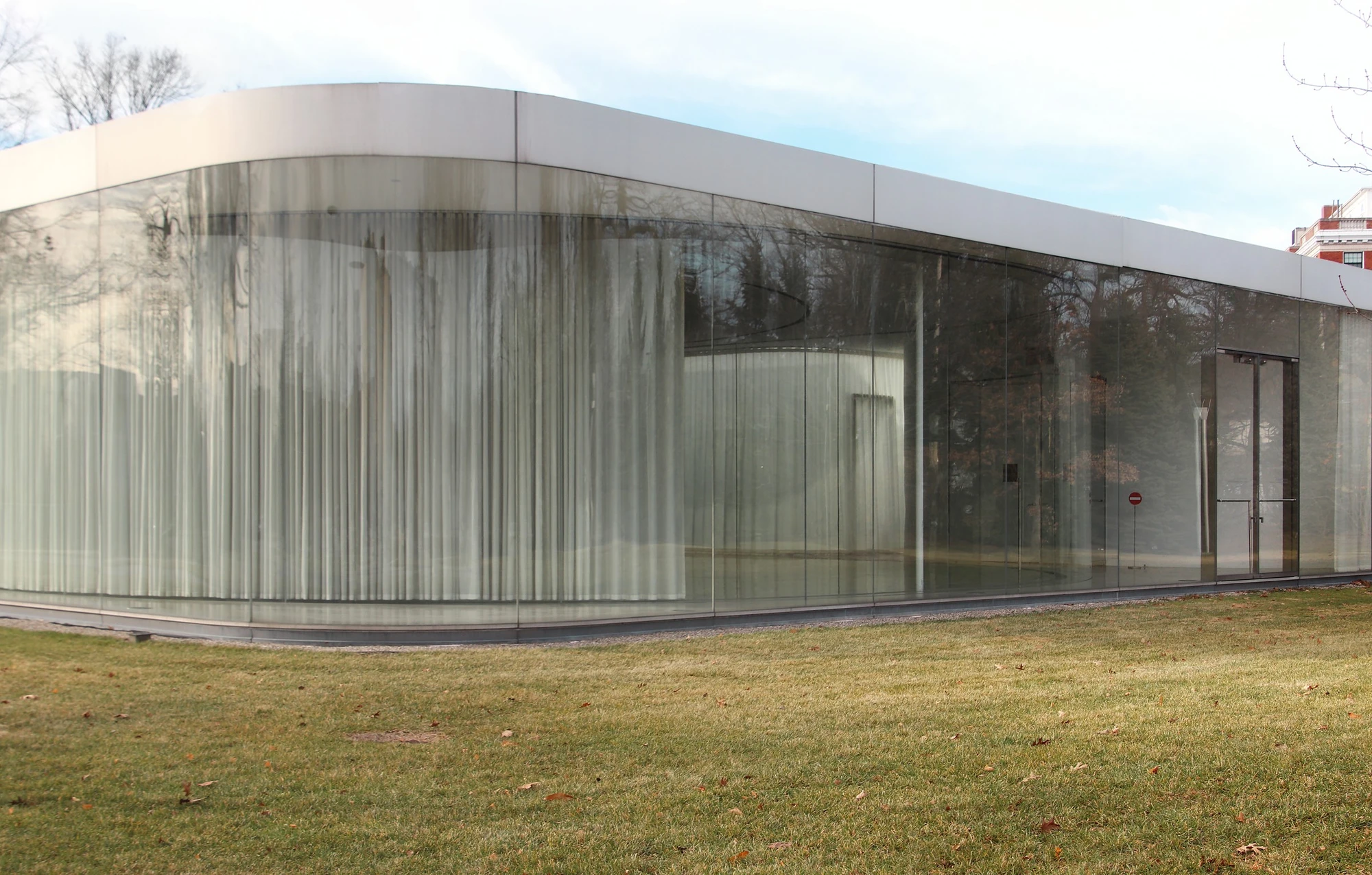 Toledo Museum Glass Pavilion by SANAA, Toledo Ohio USA, curved low-iron laminated glass, double-skin envelope, hot shop gallery adjacency, photographed by Trevor Patt