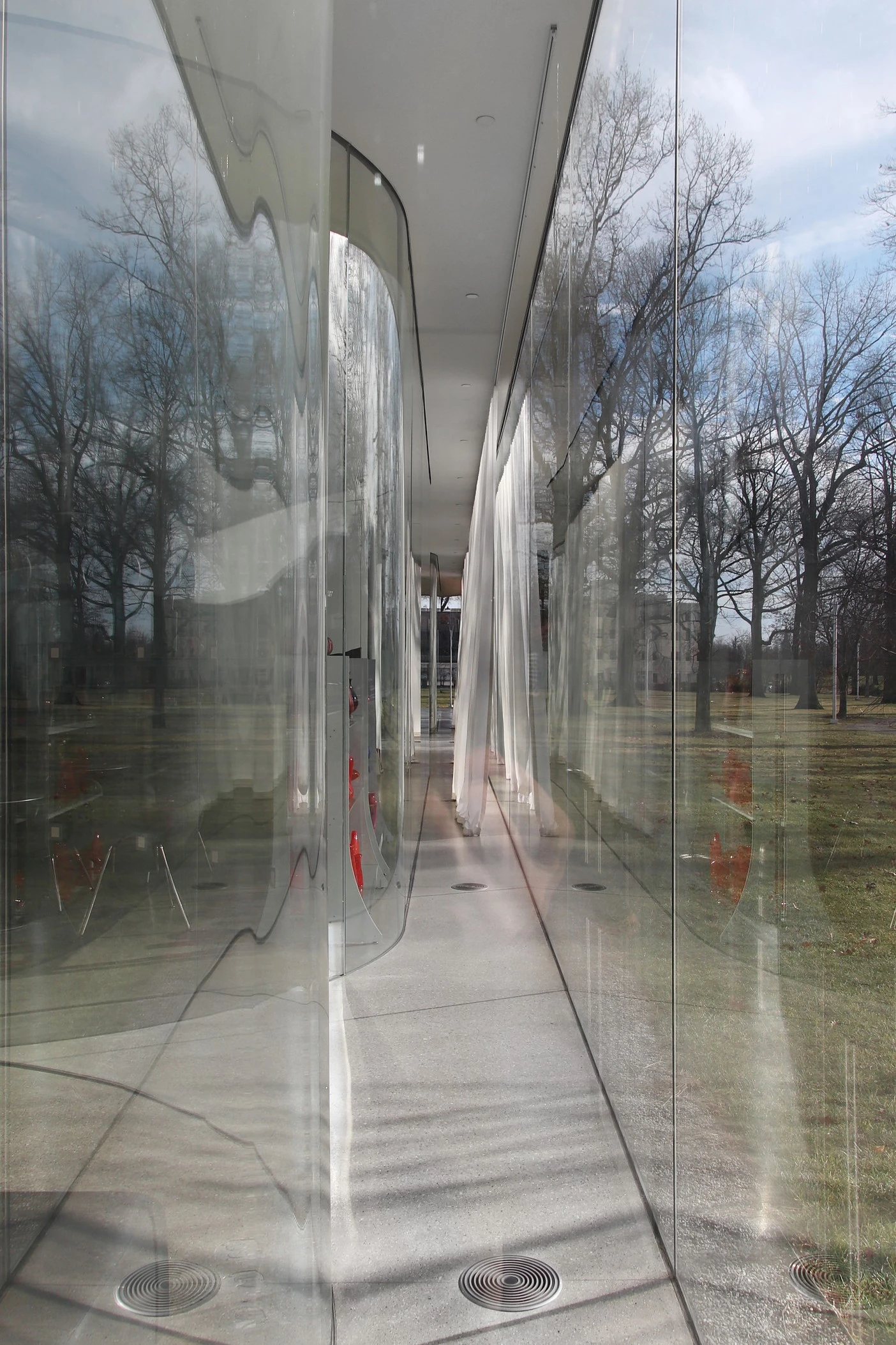 Toledo Museum Glass Pavilion by SANAA, Toledo Ohio USA, curved low-iron laminated glass, double-skin envelope, hot shop gallery adjacency, photographed by Trevor Patt
