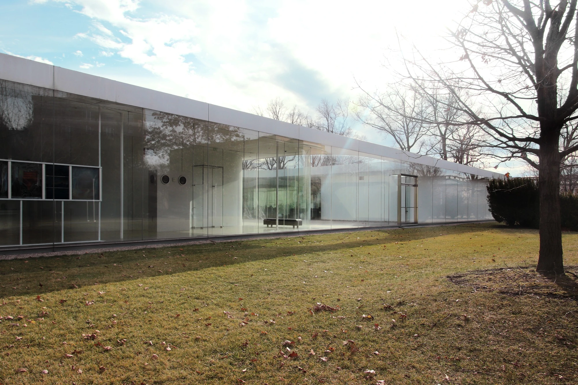 Toledo Museum Glass Pavilion by SANAA, Toledo Ohio USA, curved low-iron laminated glass, double-skin envelope, hot shop gallery adjacency, photographed by Trevor Patt