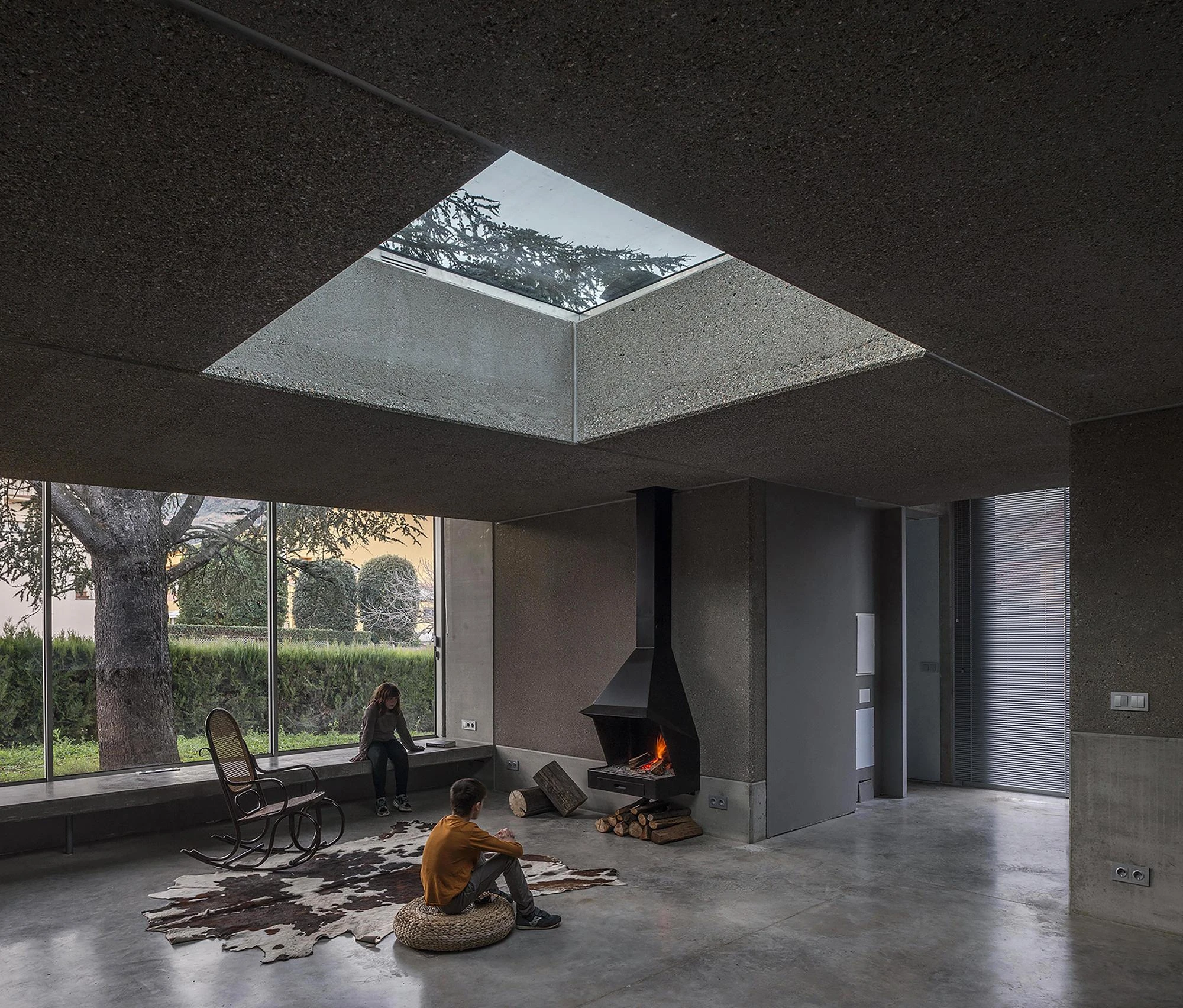 Prefab Pavilion Facing a Centuries-Old Cedar by Jordi Hidalgo Tané, photographed by Pep Sau, Jordi Hidalgo — Interior view of the pavilion, its concrete surfaces oriented toward the centuries-old cedar and garden.