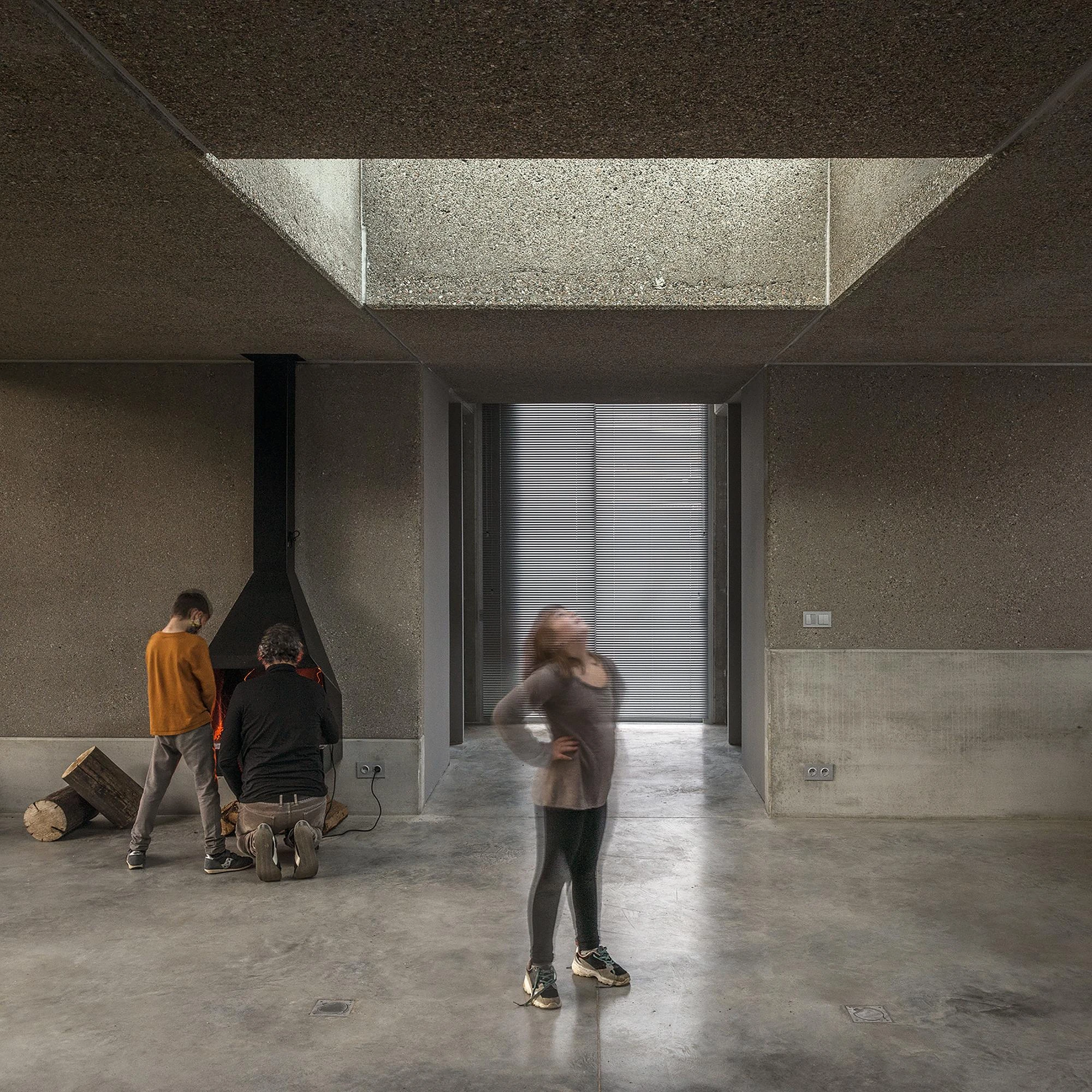Prefab Pavilion Facing a Centuries-Old Cedar by Jordi Hidalgo Tané, photographed by Pep Sau, Jordi Hidalgo — Interior view of the concrete room beneath the ceiling opening turned to the cedar.