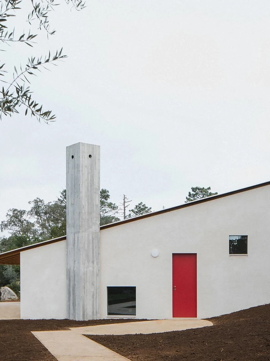 House in Cerrado by Atelier Espaço P2 — Ansião, Portugal: pine ceilings, green tiles and a red door in a Portuguese farmhouse