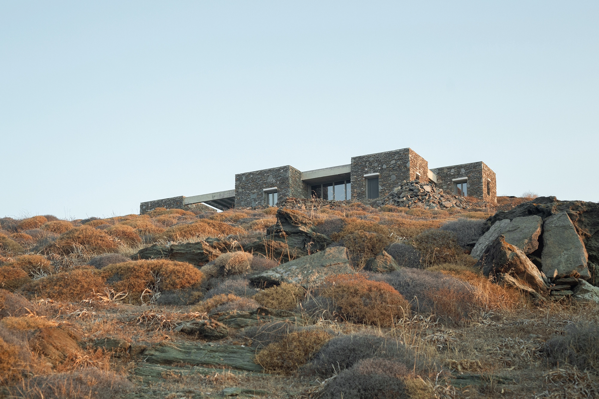 House Thermia by RAUM, photographed by Benoit Chailleux — A closer view of the house along its ridge at Thermia.