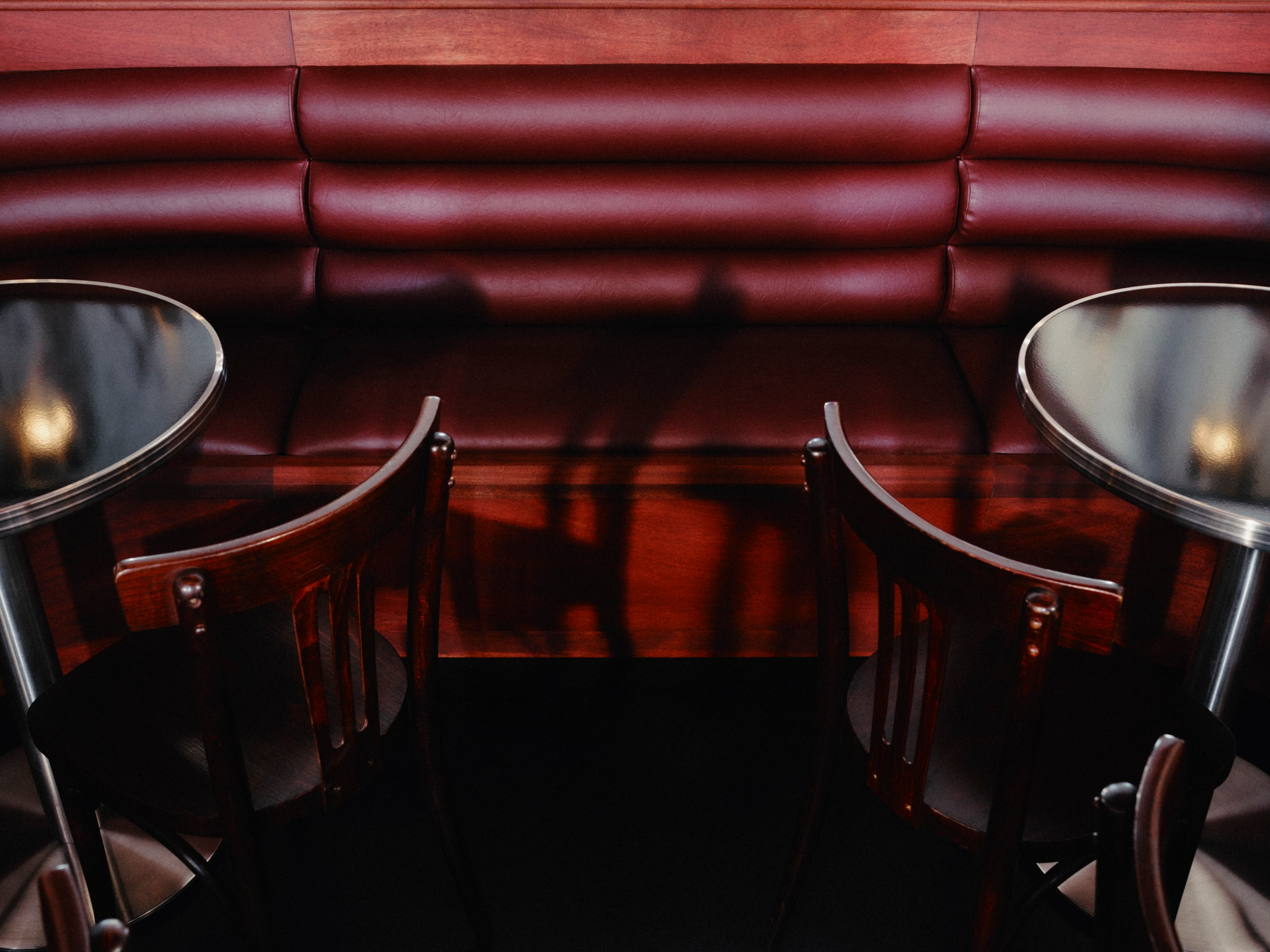 WINONA by Romain Basile Petrot, photographed by Romain Roucoules, Carla Beaujardin — Two tables and chairs face the large banquette.