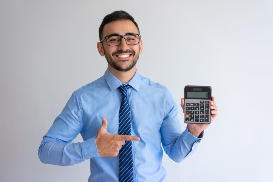 Homme qui calcule sa rentabilité