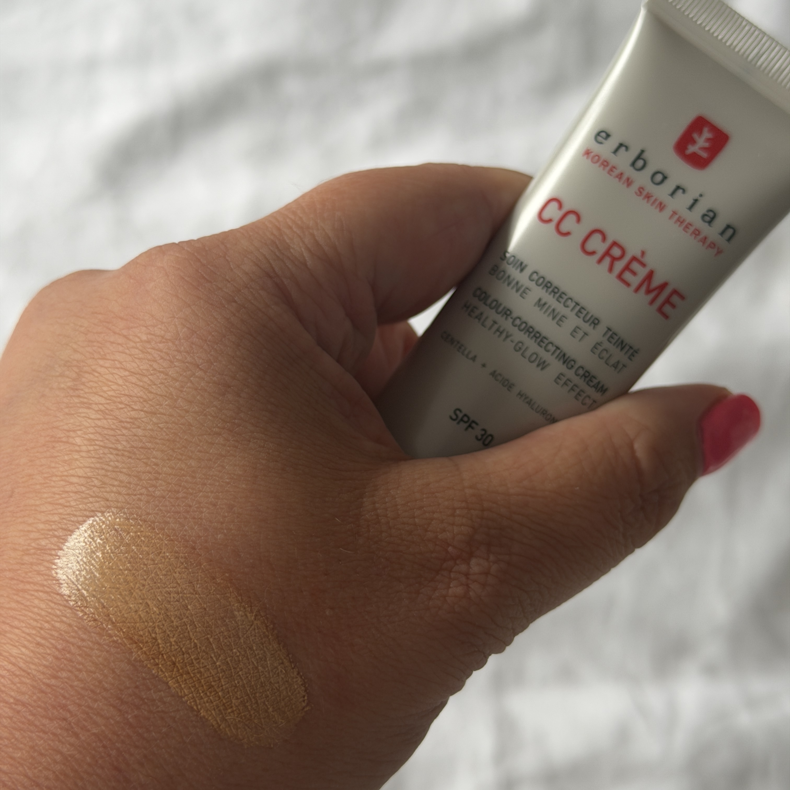 Erborian CC crème close up skin preview