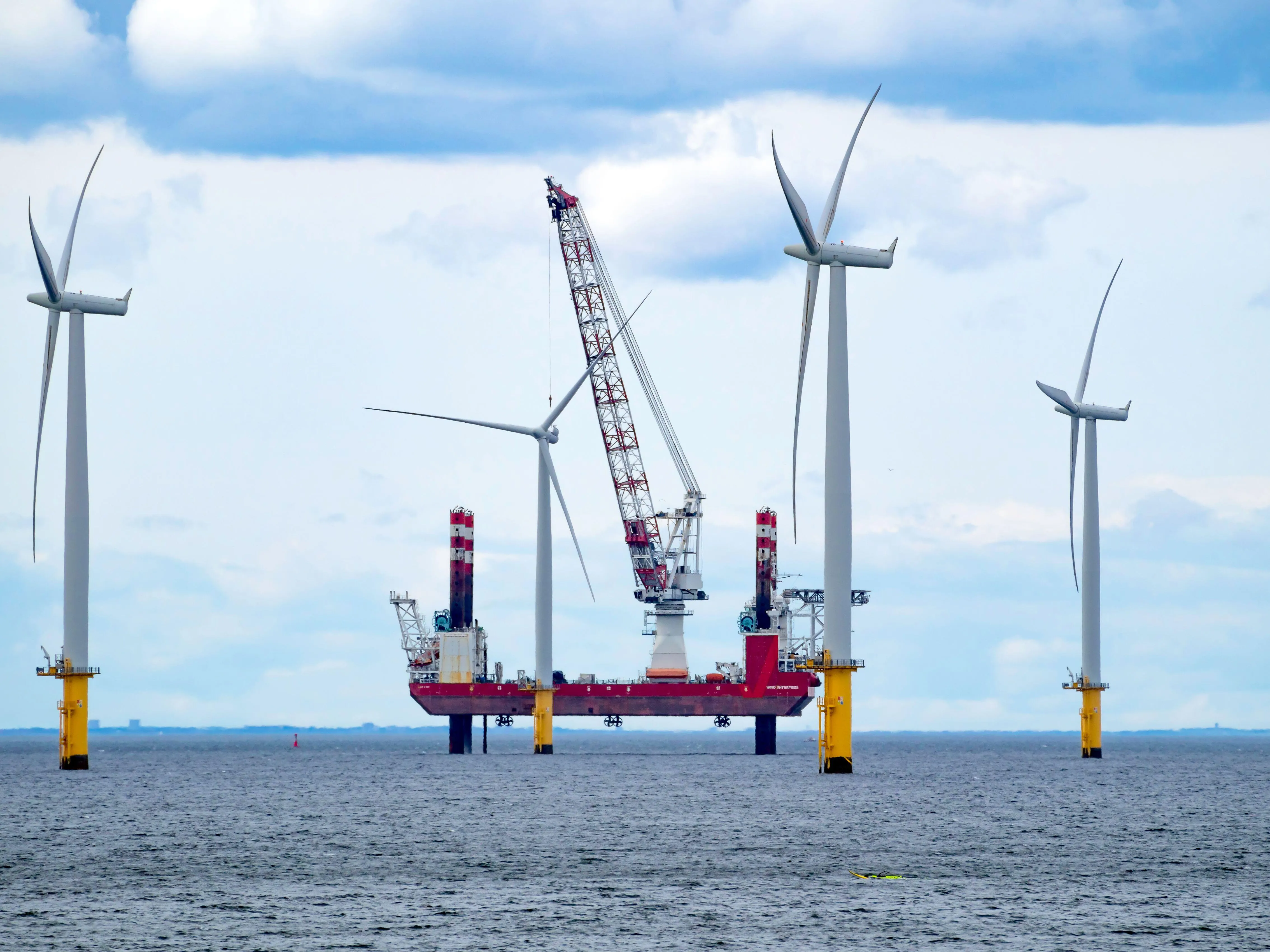 Offshore wind heavy lift vessel