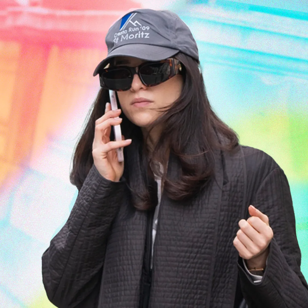 Immagine che contiene persona, Viso umano, vestiti, Accessorio di modaIl contenuto generato dall'IA potrebbe non essere corretto.