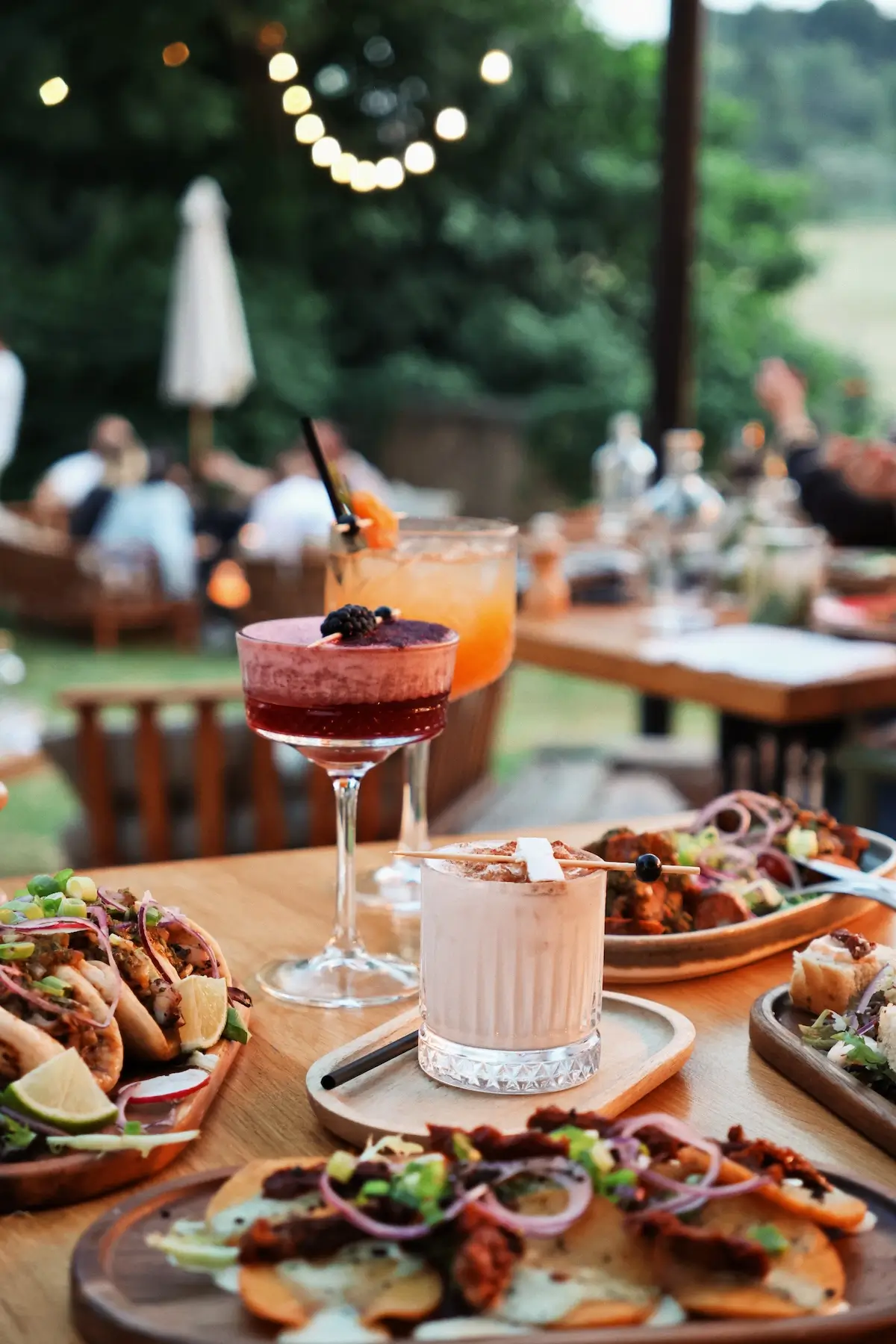 Banquettes exterieures avec vue sur piscine pour les dejeuners, diner, brunch ou apéro d'été