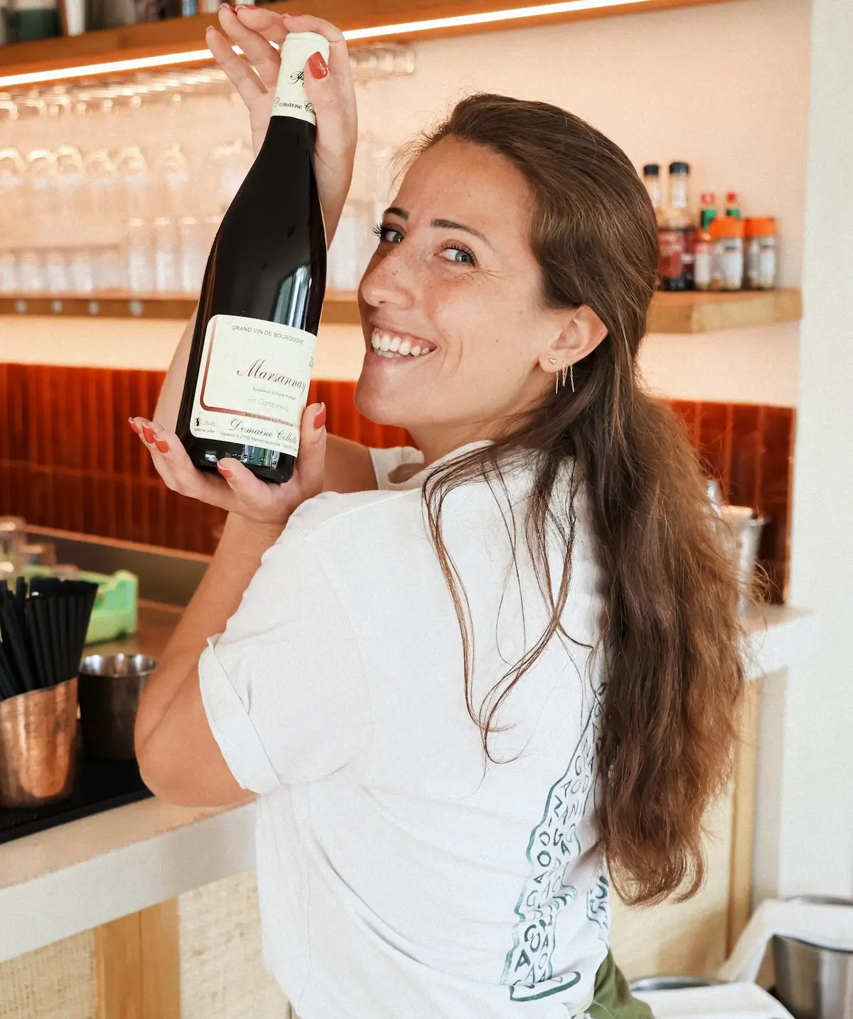 Dégustation de vin au comptoir de notre bar extérieur
