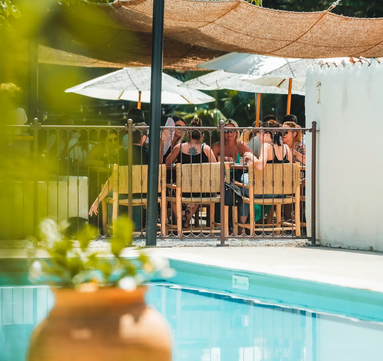 Piscine privée et transat sur terrasse ensoleillée