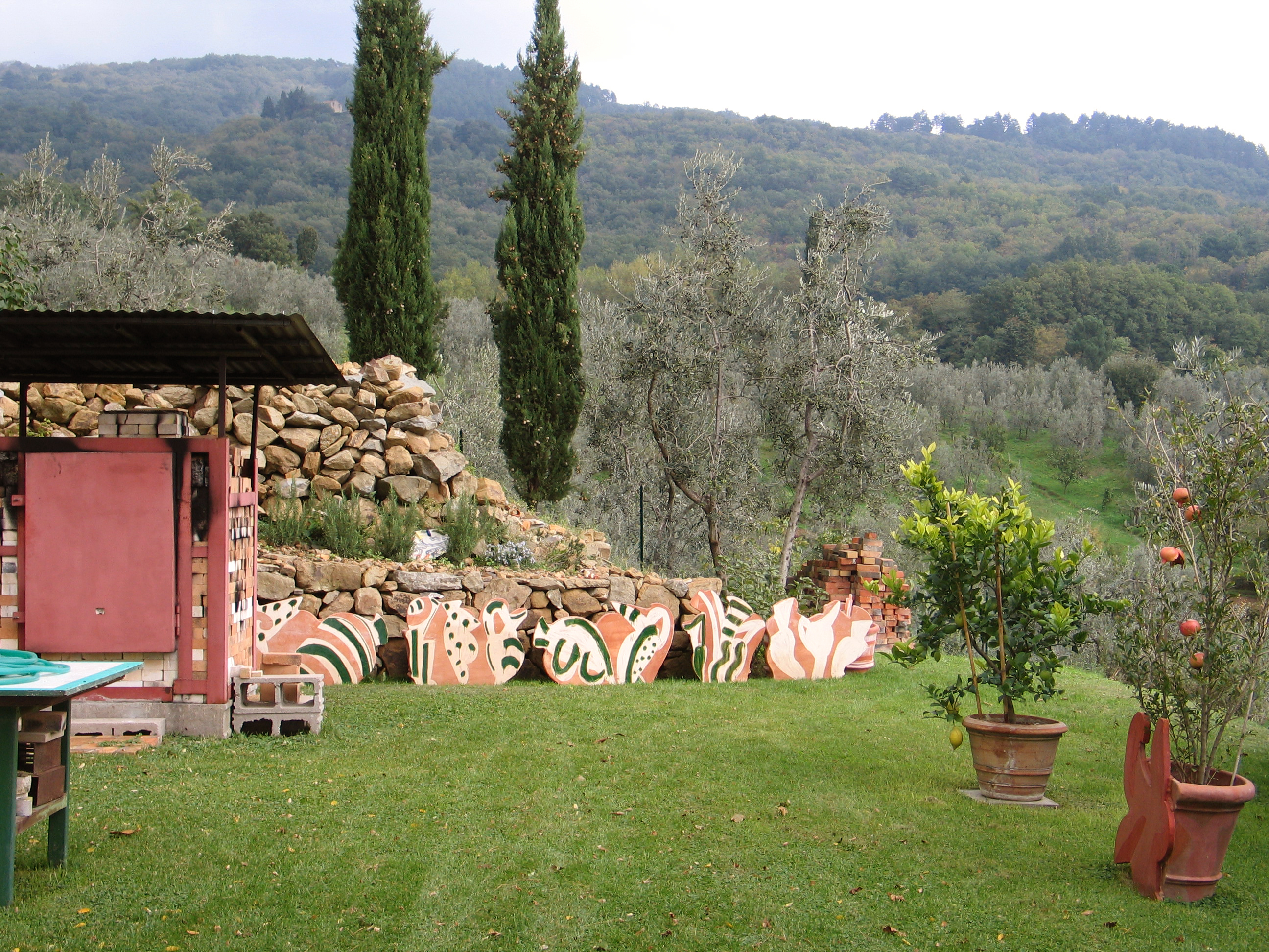 L to R: 1-6: Betty Woodman. “Impruneta Flower Pots,” c. 1998-2004. Variable dimensions. Terracotta. Views in Antella, Italy | Betty Woodman with Tullio Orlandi, Italy, c. 1998-2004. Woodman Family Foundation Archives.