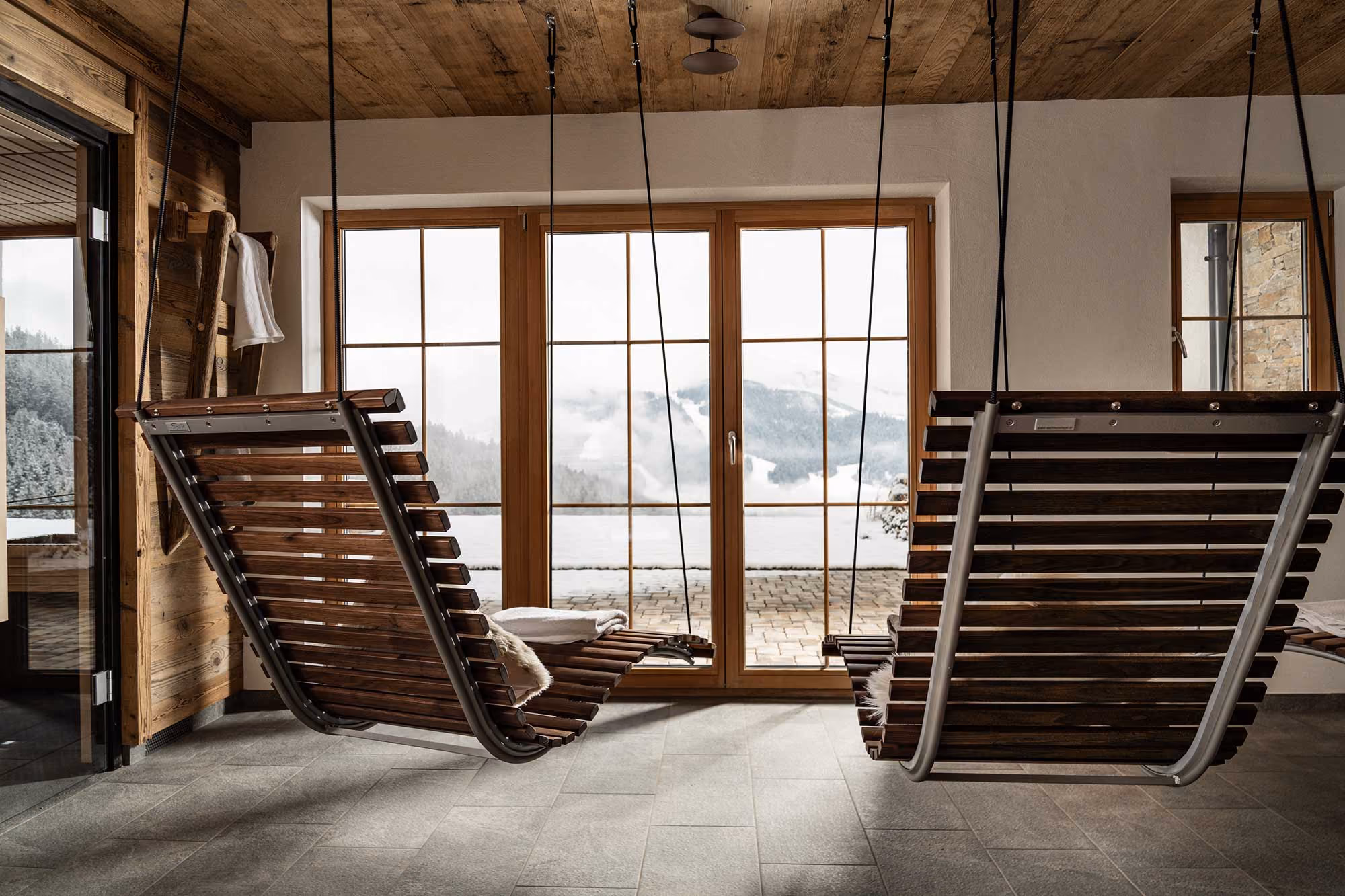 Ruheraum mit Schwebeliegen in einem Wochenbrunn-Chalet