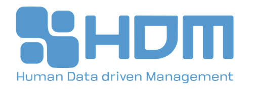 pessoas em uma mesa de restaurante sendo servidas