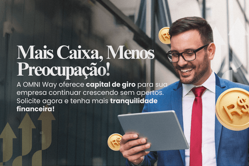 pessoas em uma mesa de restaurante sendo servidas