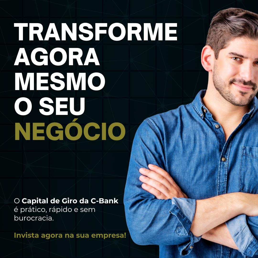 pessoas em uma mesa de restaurante sendo servidas