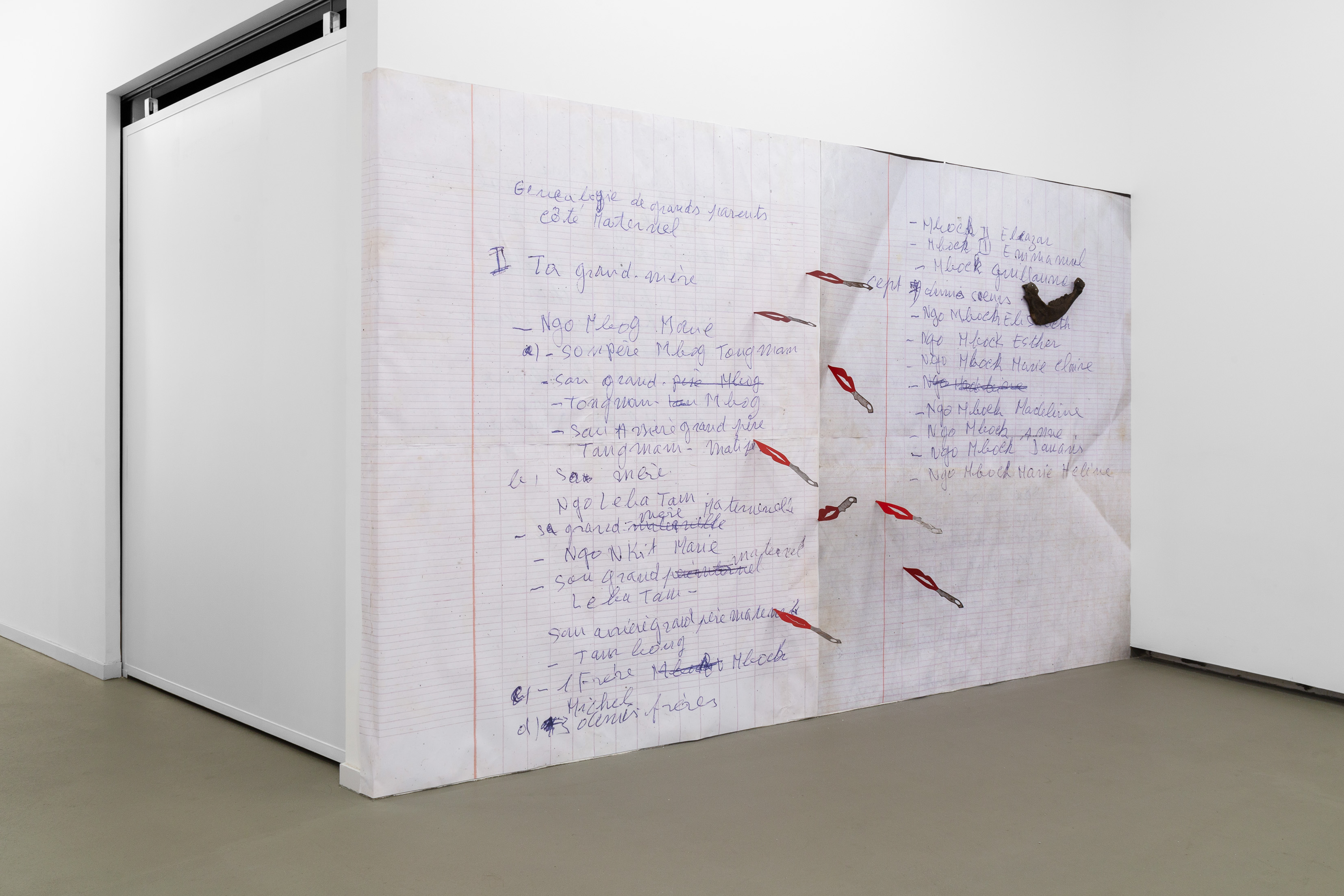 Marcelline Mandeng Nken Mother Tongue, Native Wound, Throwing kisses 2025 Wallpaper, family lineage, knives with blades ­ shaped into lips, cow mandible cast in iron. Dimensiones variables