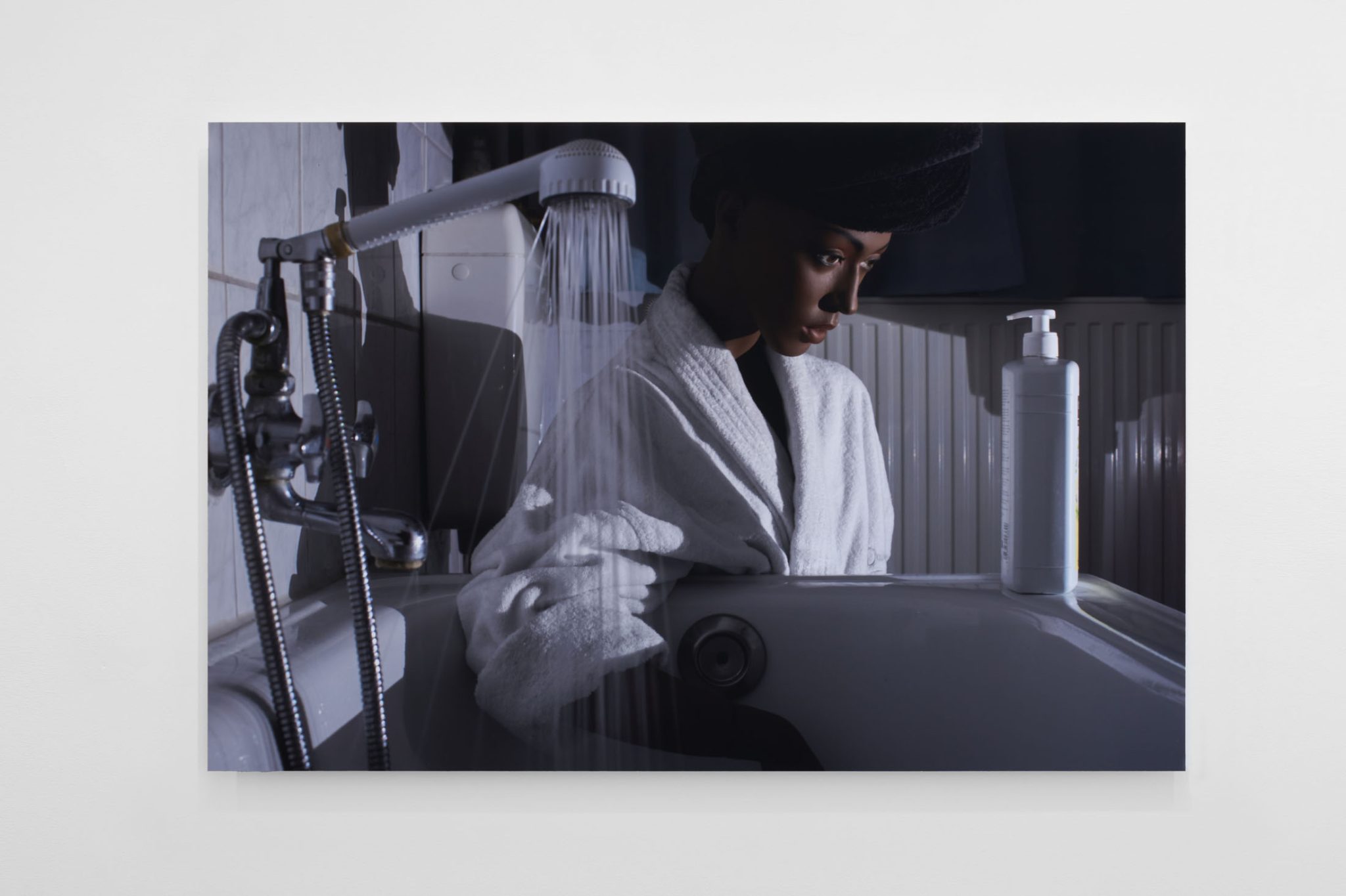 Atiéna R. Kilfa, Untitled (Insomnia Scroll), 2025, Inkjet on glossy paper mounted on Dibond. Courtesy the artist, Cabinet, London and Neue Alte Brücke, Frankfurt. Photo: GRAYSC