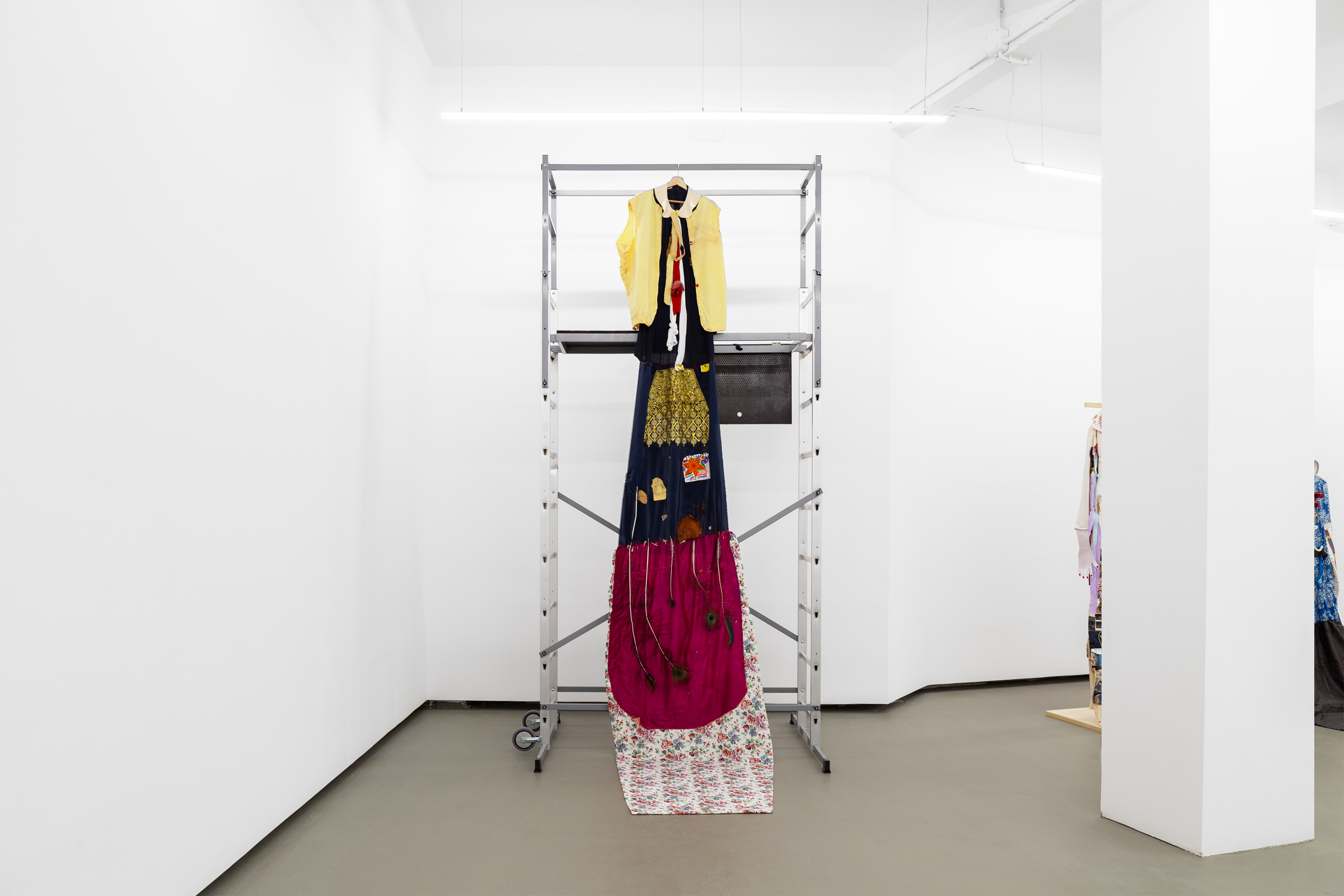 In the sunset the peacock wears this dress, 2025, Palm tree, leaves, corduroy, silk, cotton, peacock feathers, felt, polyrayon, thread, seguin, 312 x 160 x 173 cm, Courtesy of CIBRIÁN